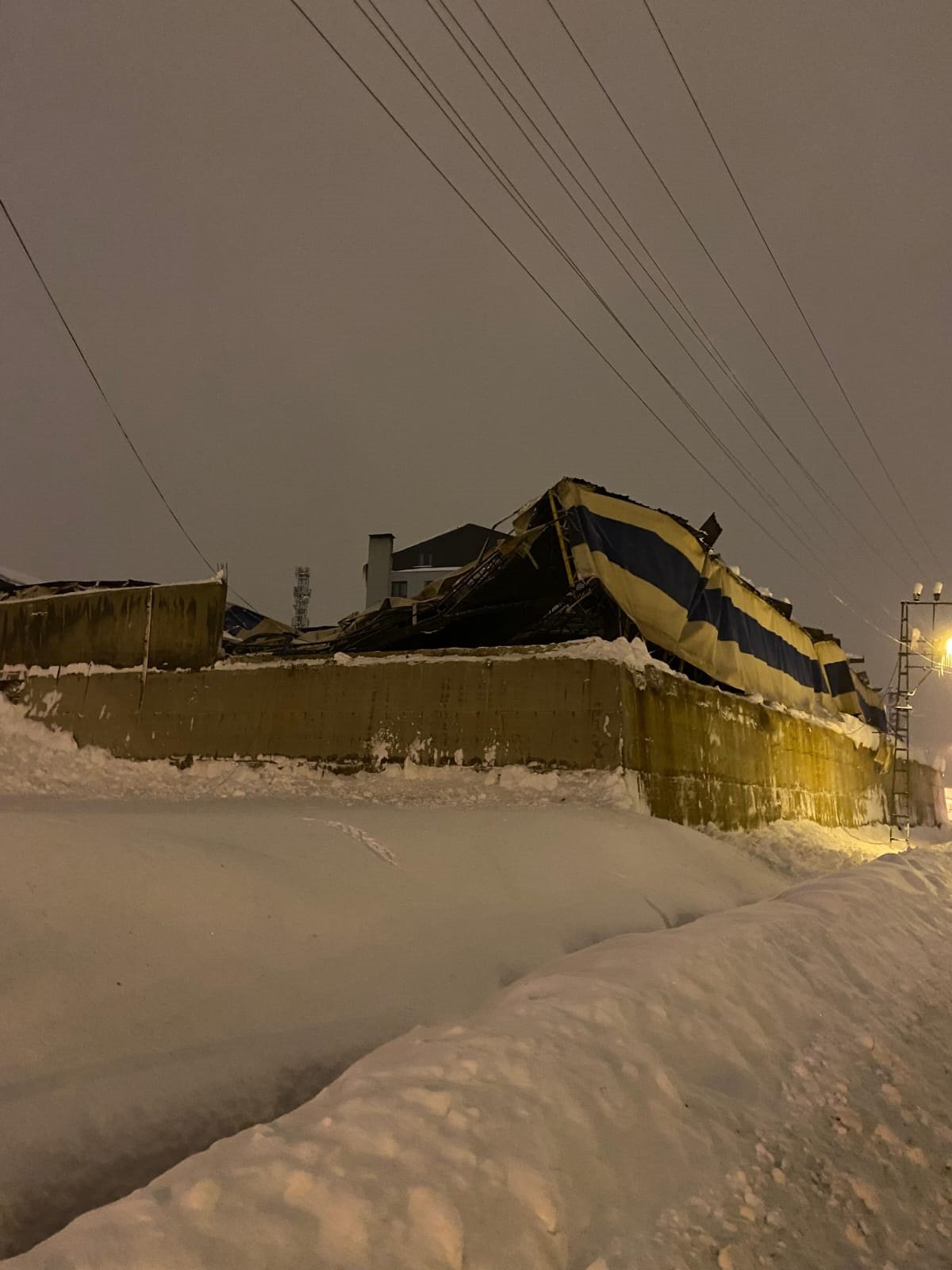 Yüksekova kar felaketi halı saha çatı çökmesi