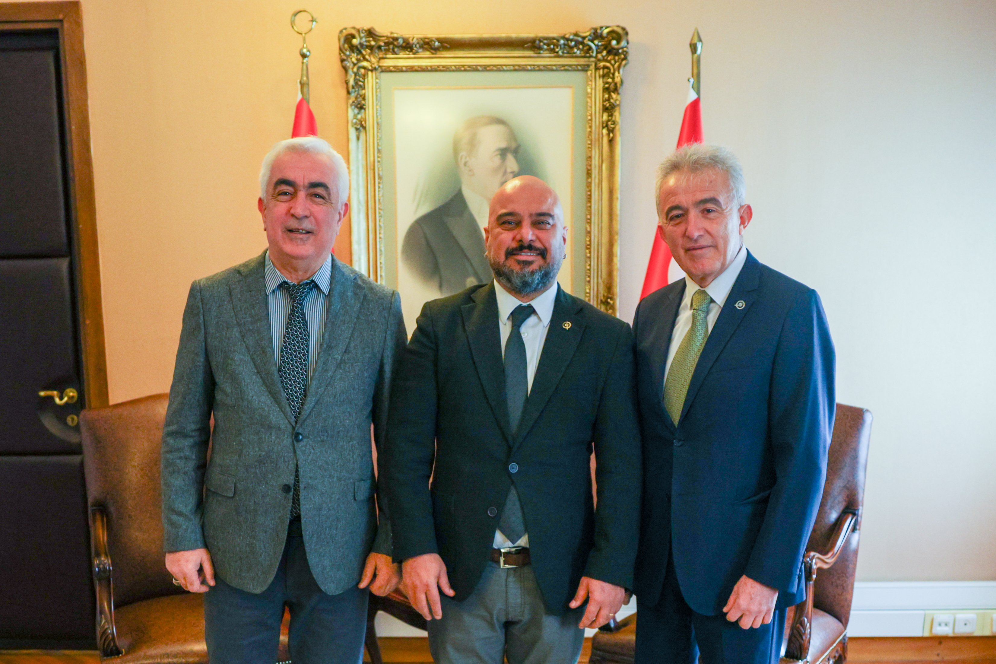 Devlet Bahçeli fotoğraf makinesi ile TFMD heyetini çekiyor