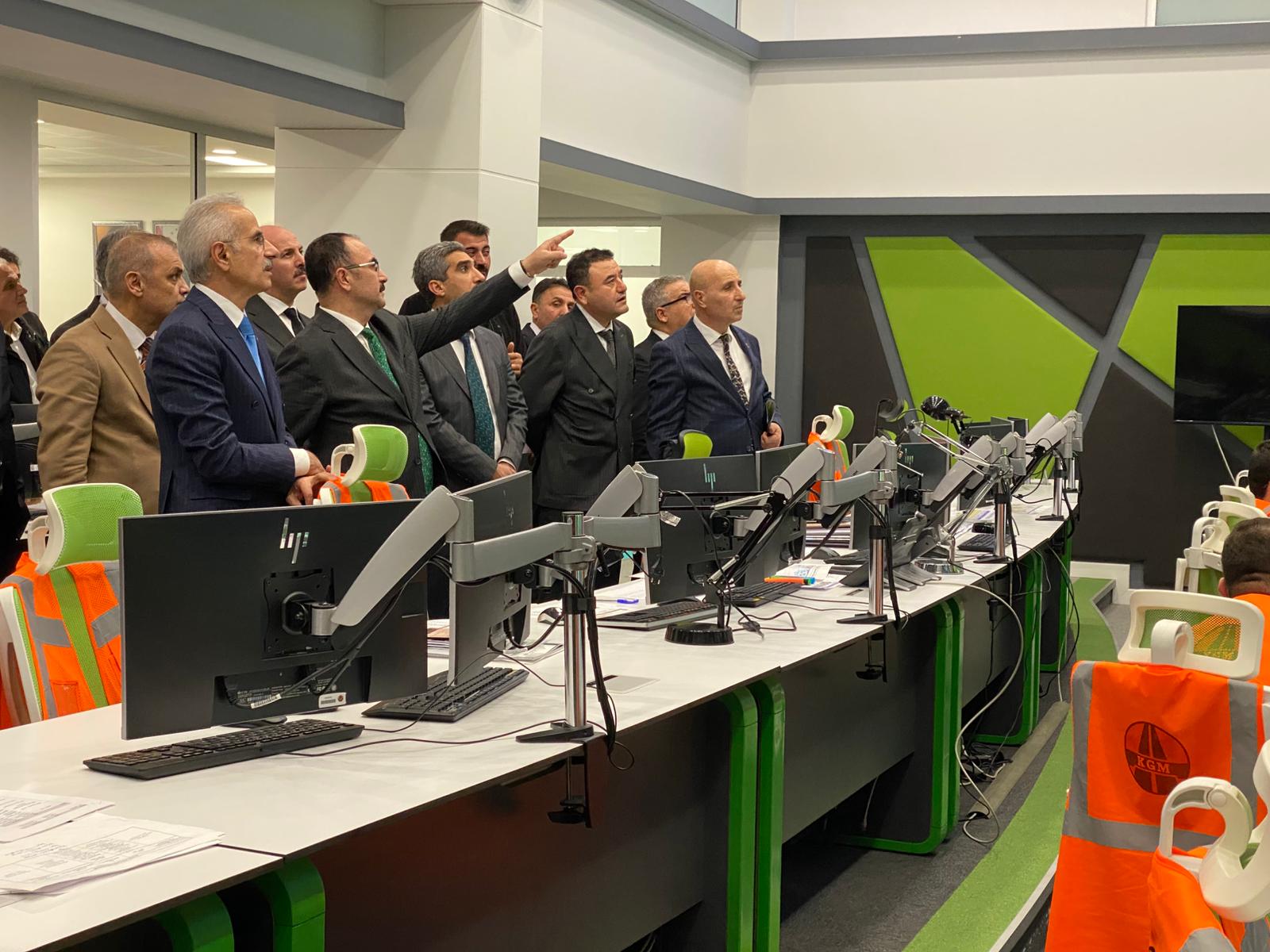 Bakan Uraloğlu Ekranlardan Yolları İzliyor