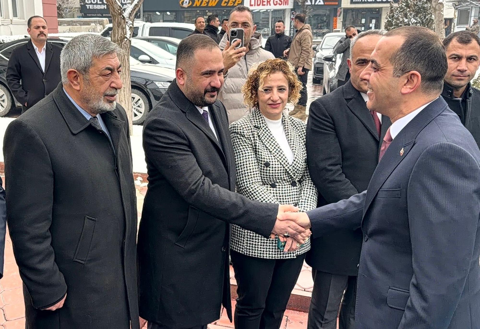 Vali Taşolar çocuklarla