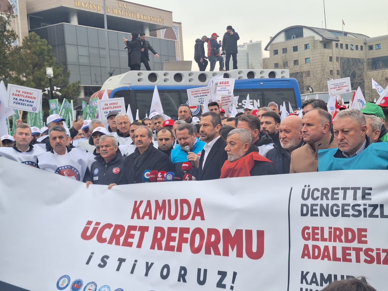 Memur-Sen üyeleri pankart açıyor