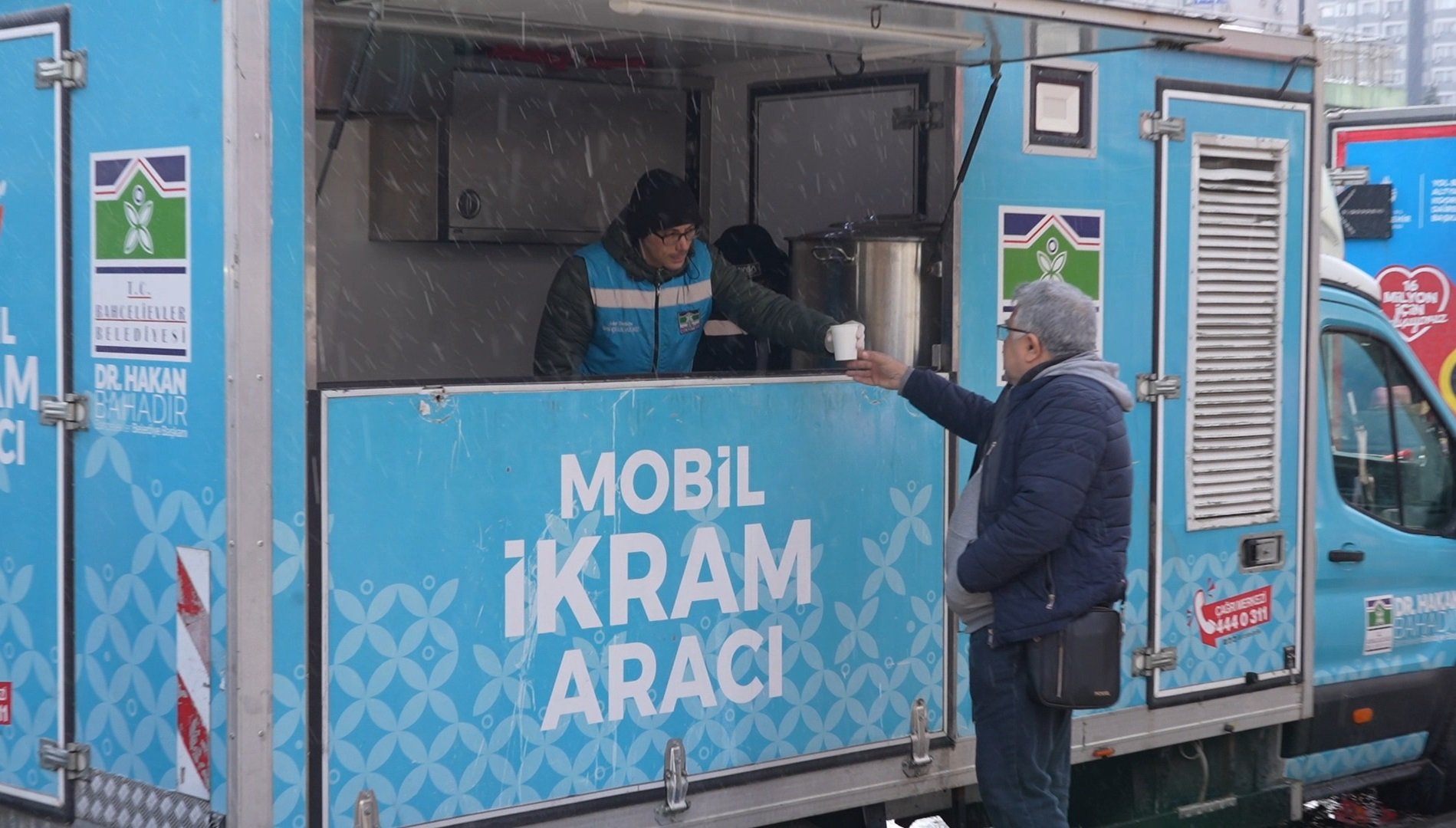 Bahçelievler Belediye Başkanı Dr. Hakan Bahadır kar çalışmalarını inceliyor