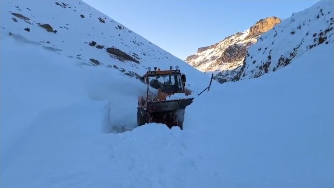 Van Başkale karla mücadele ekipleri