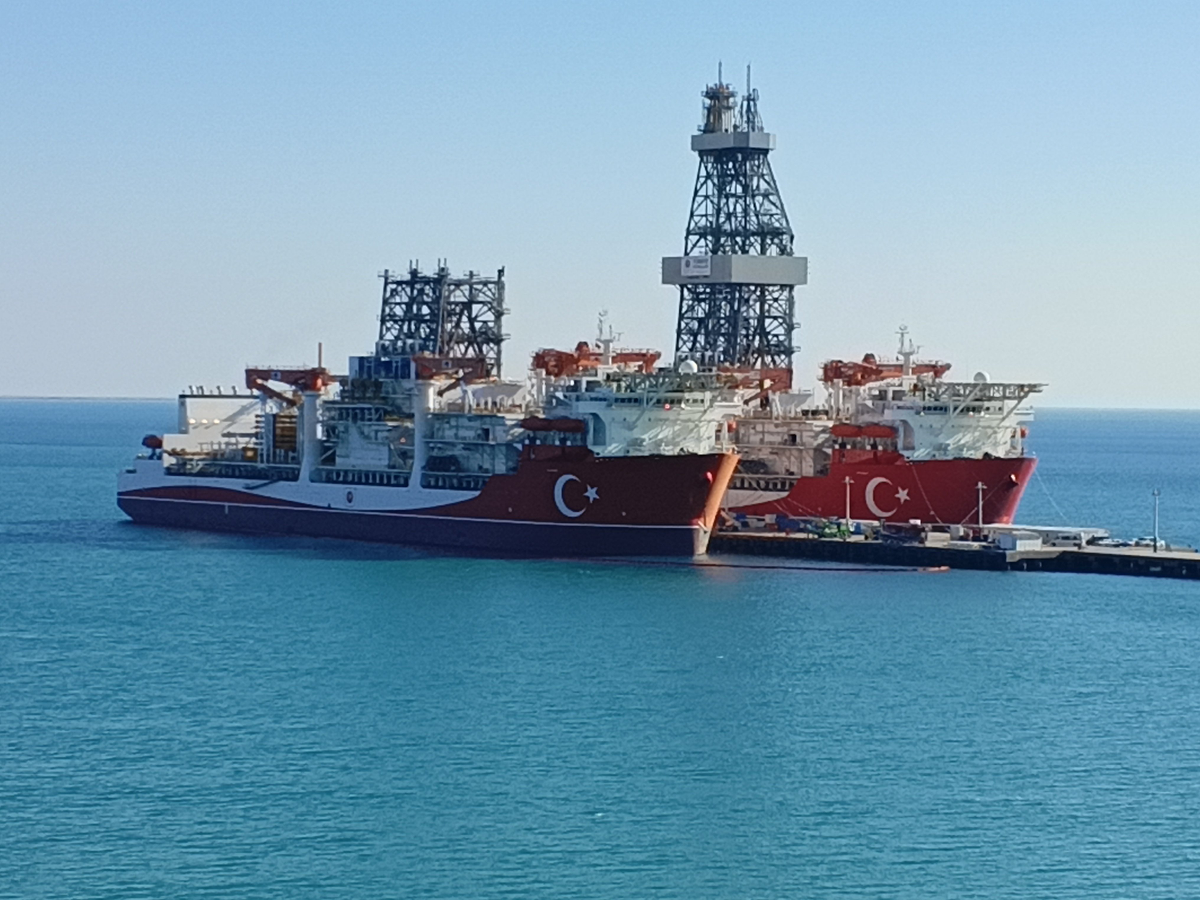 Çağrı Bey ve Yıldırım Sondaj Gemileri Taşucu Limanı