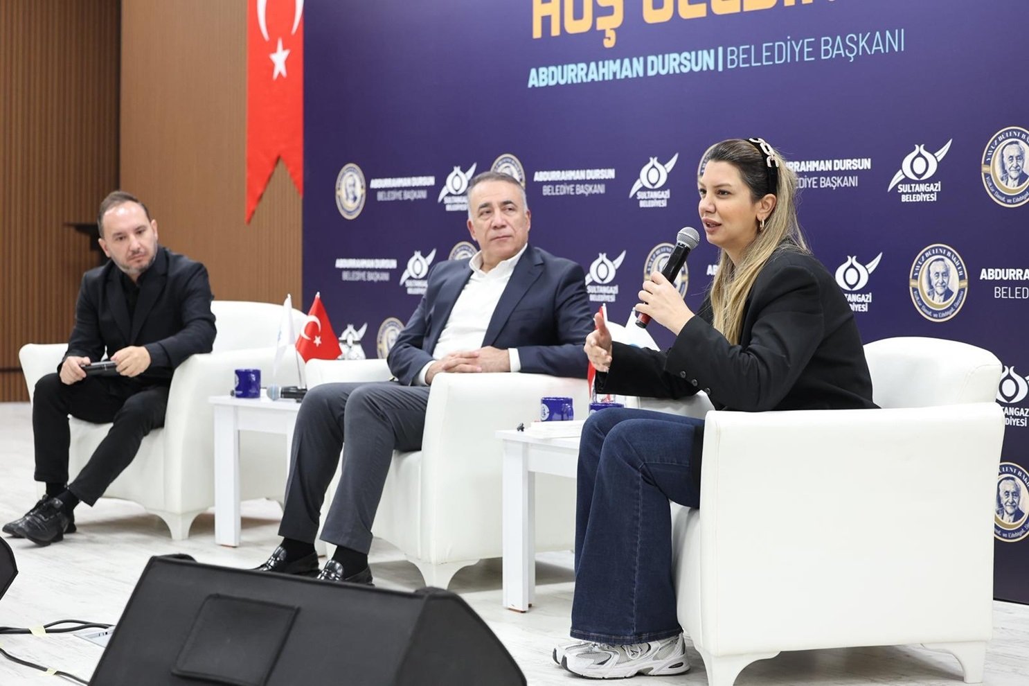 Gazeteci Fulya Öztürk gençlere konuşuyor