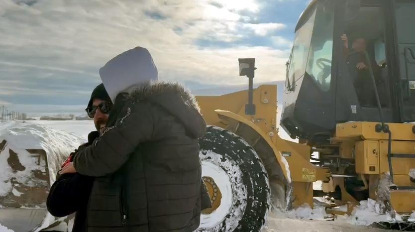 Kar temizleme iş makinesi çalışıyor