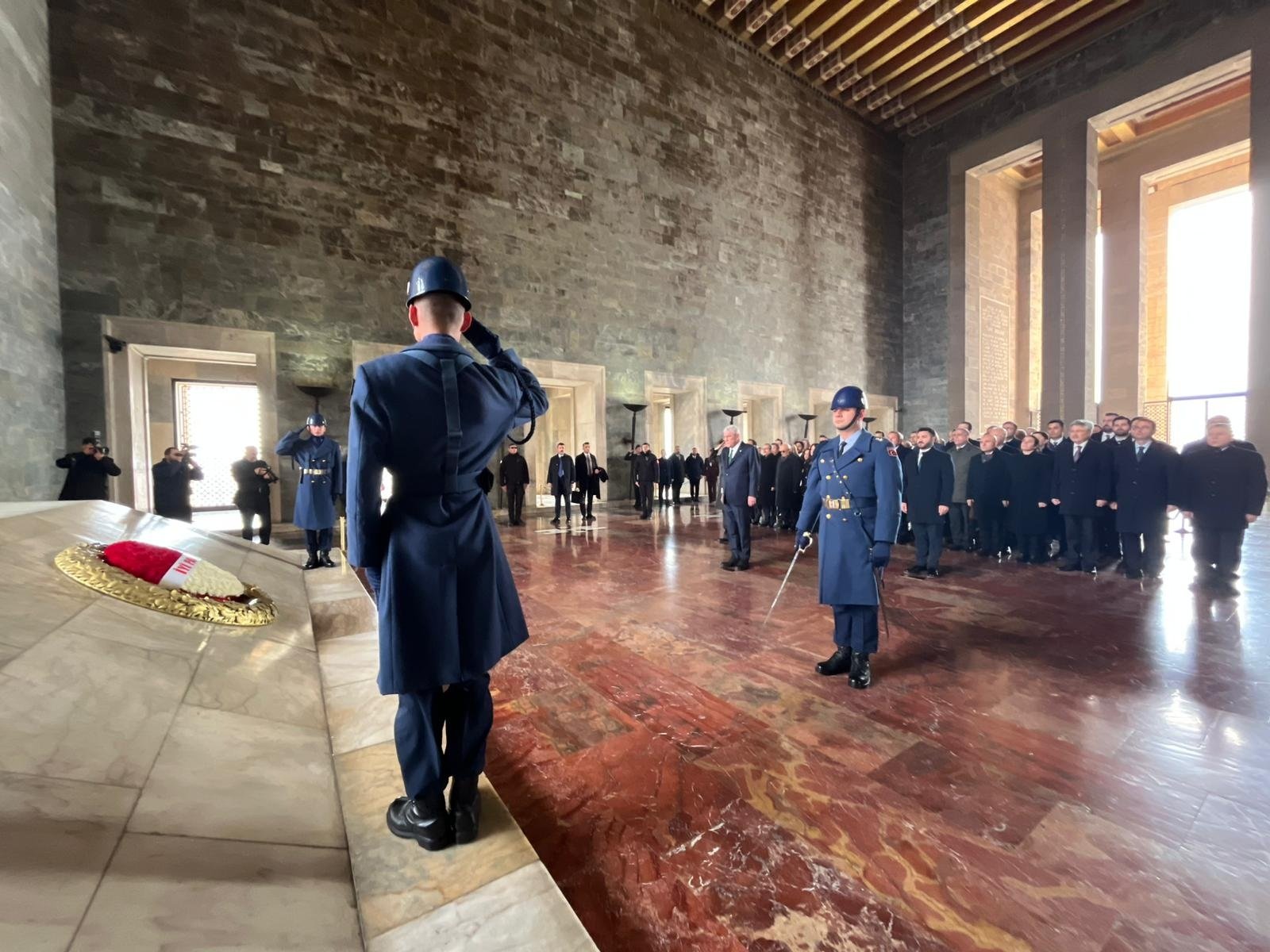Müsavat Dervişoğlu Anıtkabir defteri yazıyor