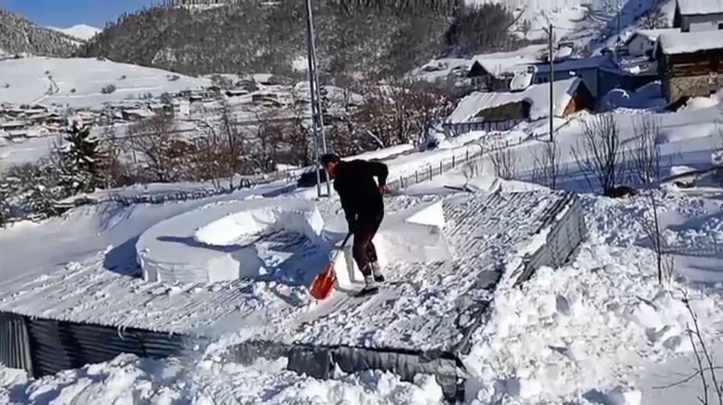 Karlı çatıda ay yıldız figürü