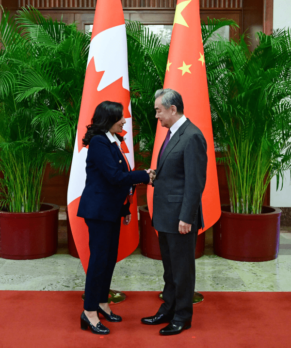 Çin Dışişleri Bakanı Wang Yi Kanada Dışişleri Bakanı Anita Anand görüşmesi