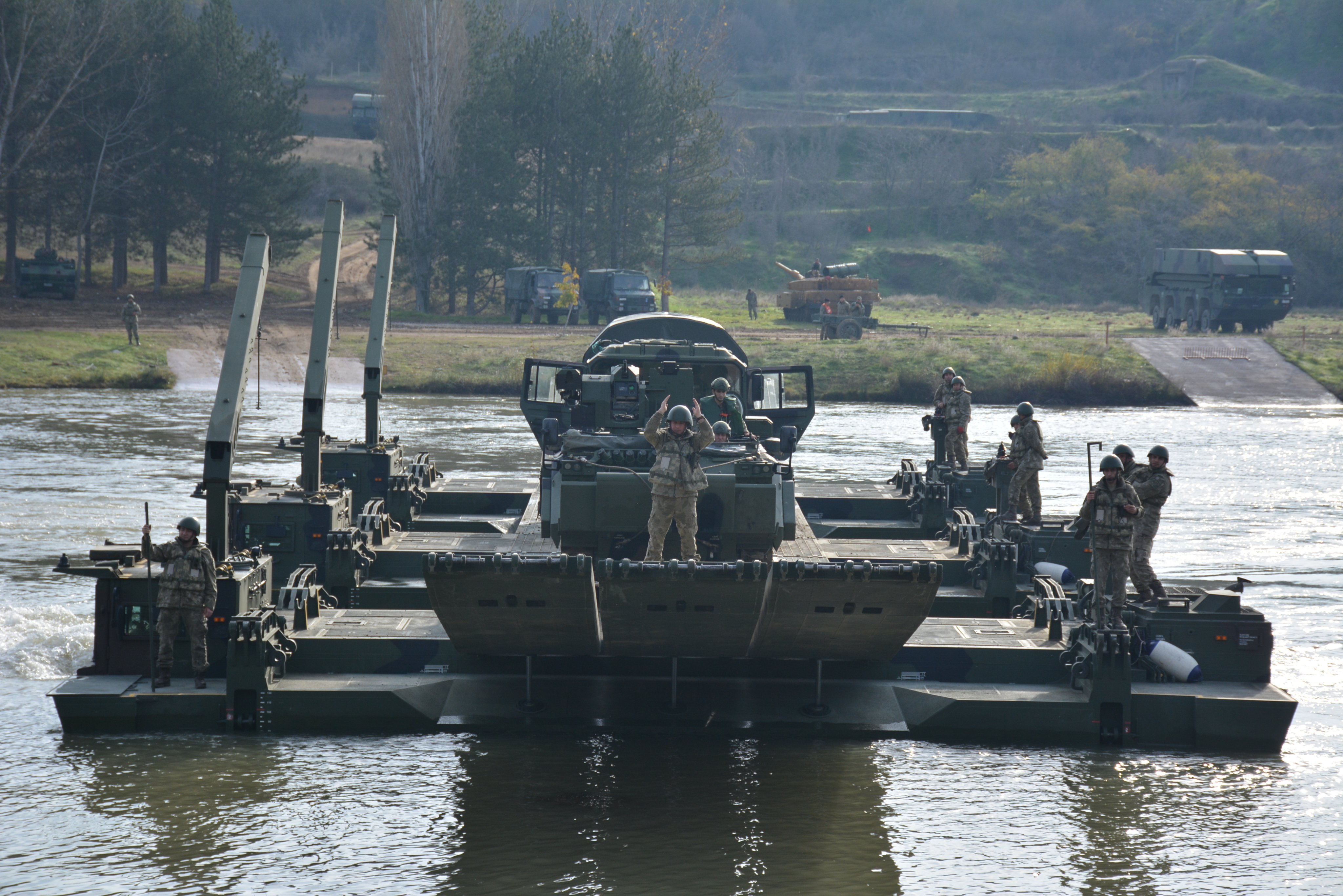 Askeri Araçlar Gölet Geçişi
