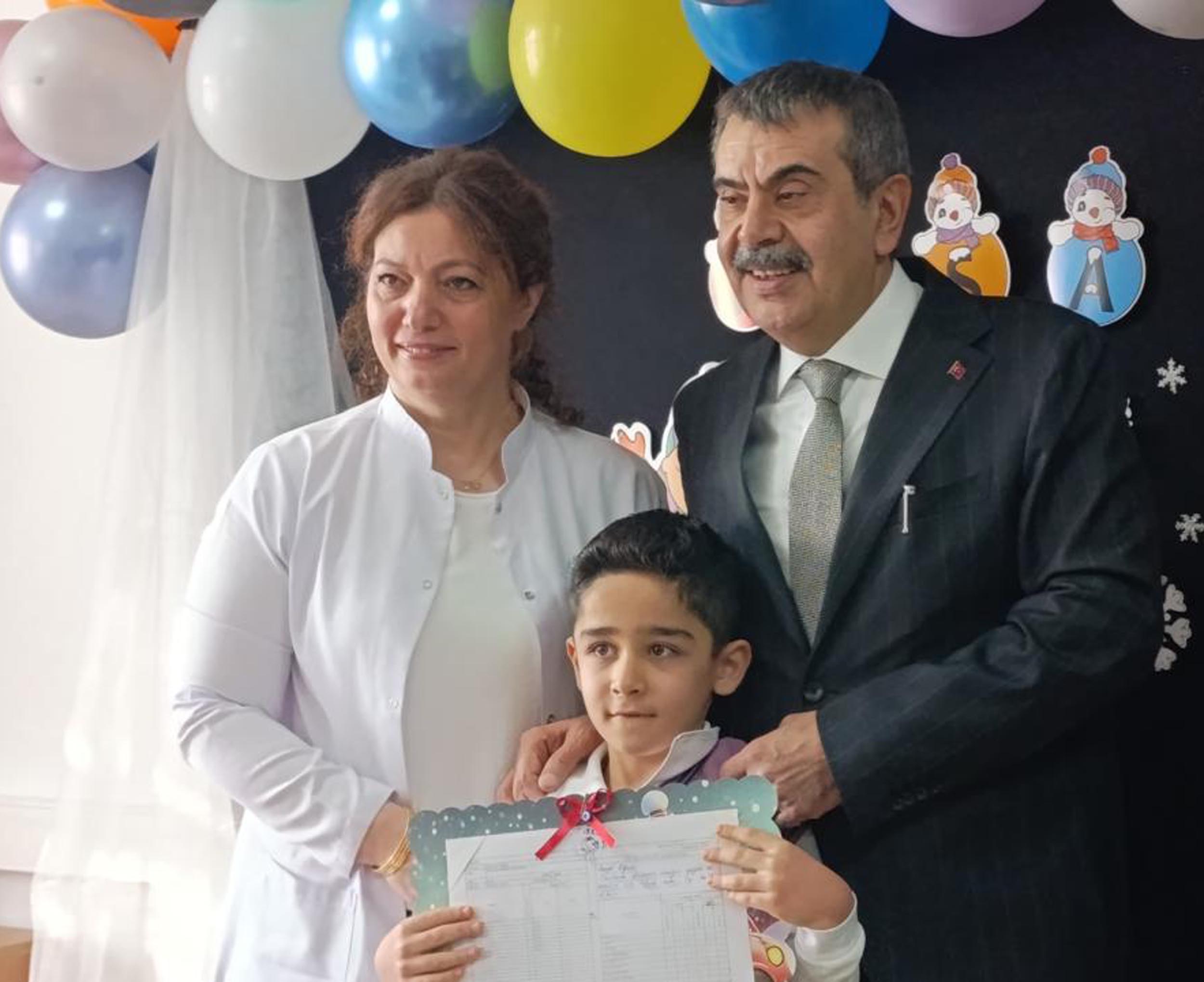 Bakan Tekin öğrencilerle sohbet ediyor