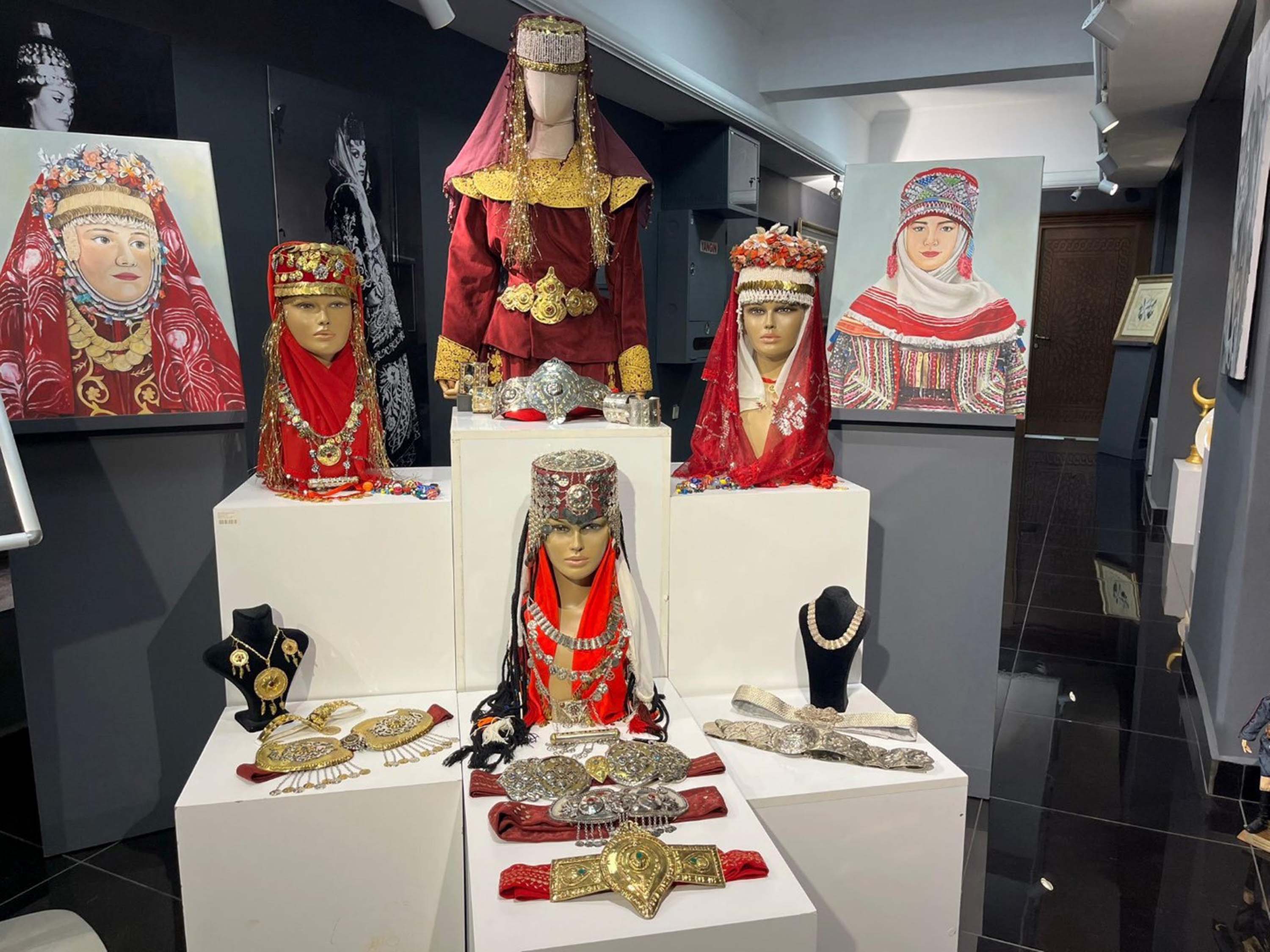 Geleneksel gelin takıları el işçiliği