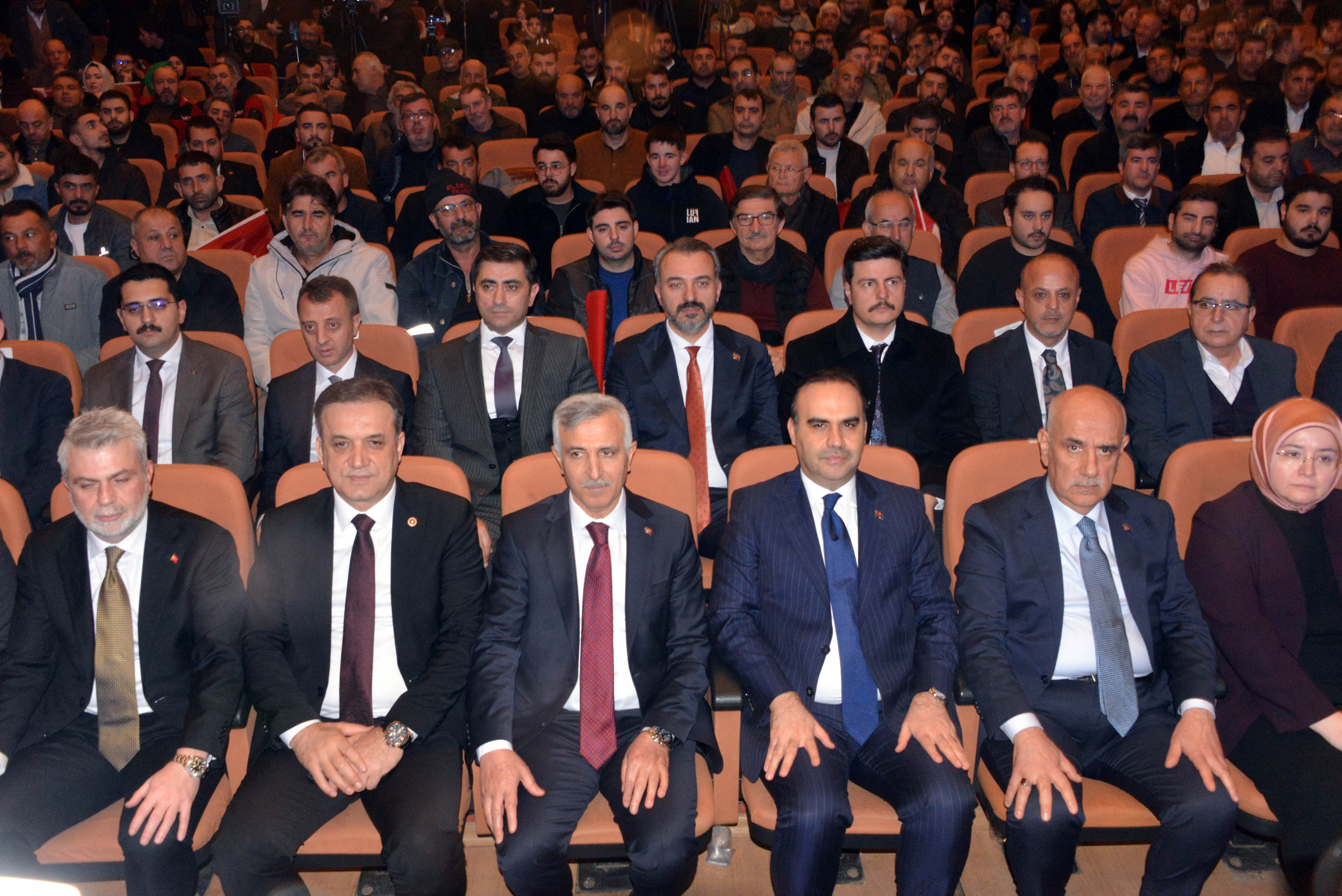 Bakan Kacır törende konuşma yaparken