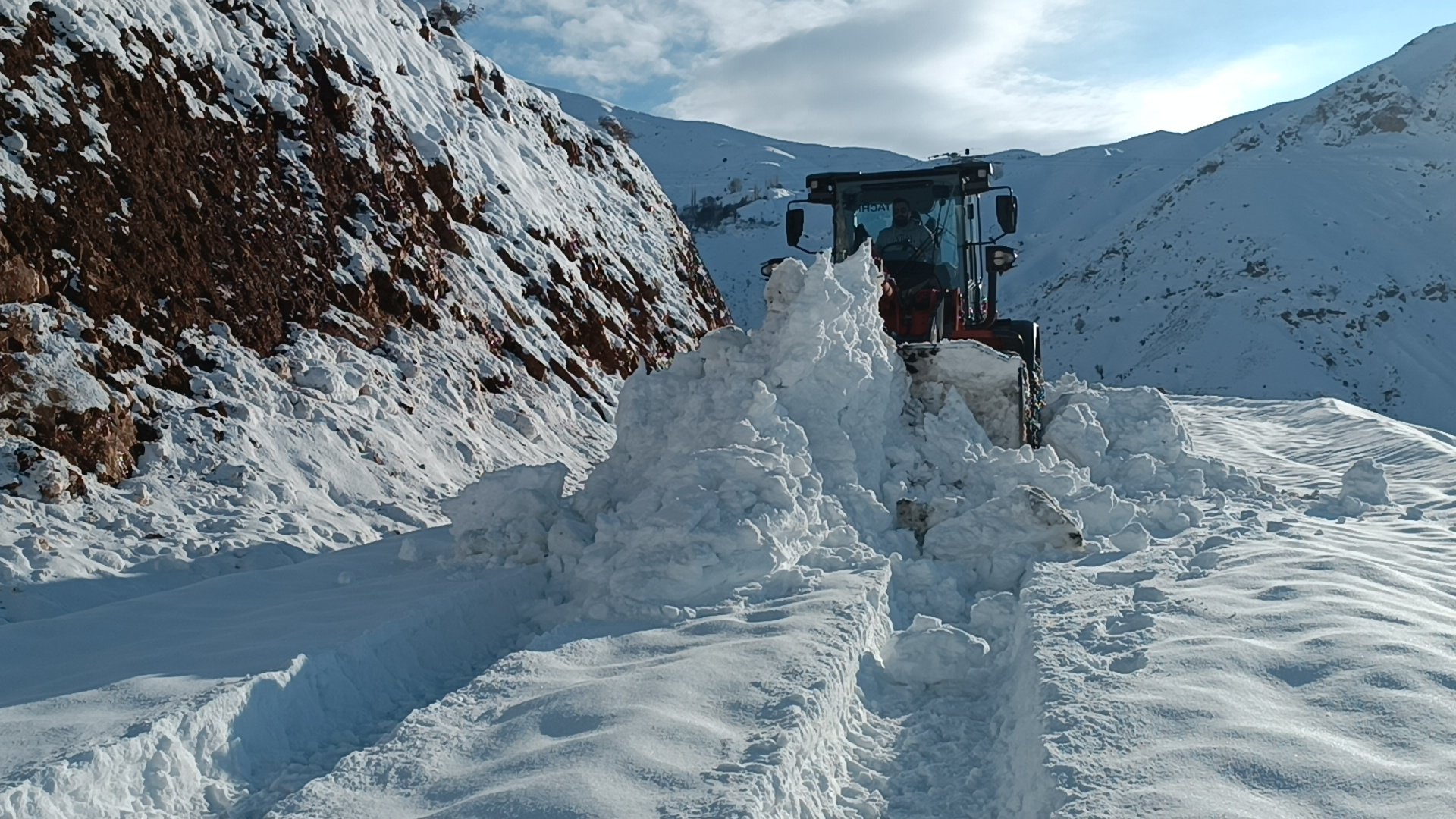 Batman kar altında köy yolu