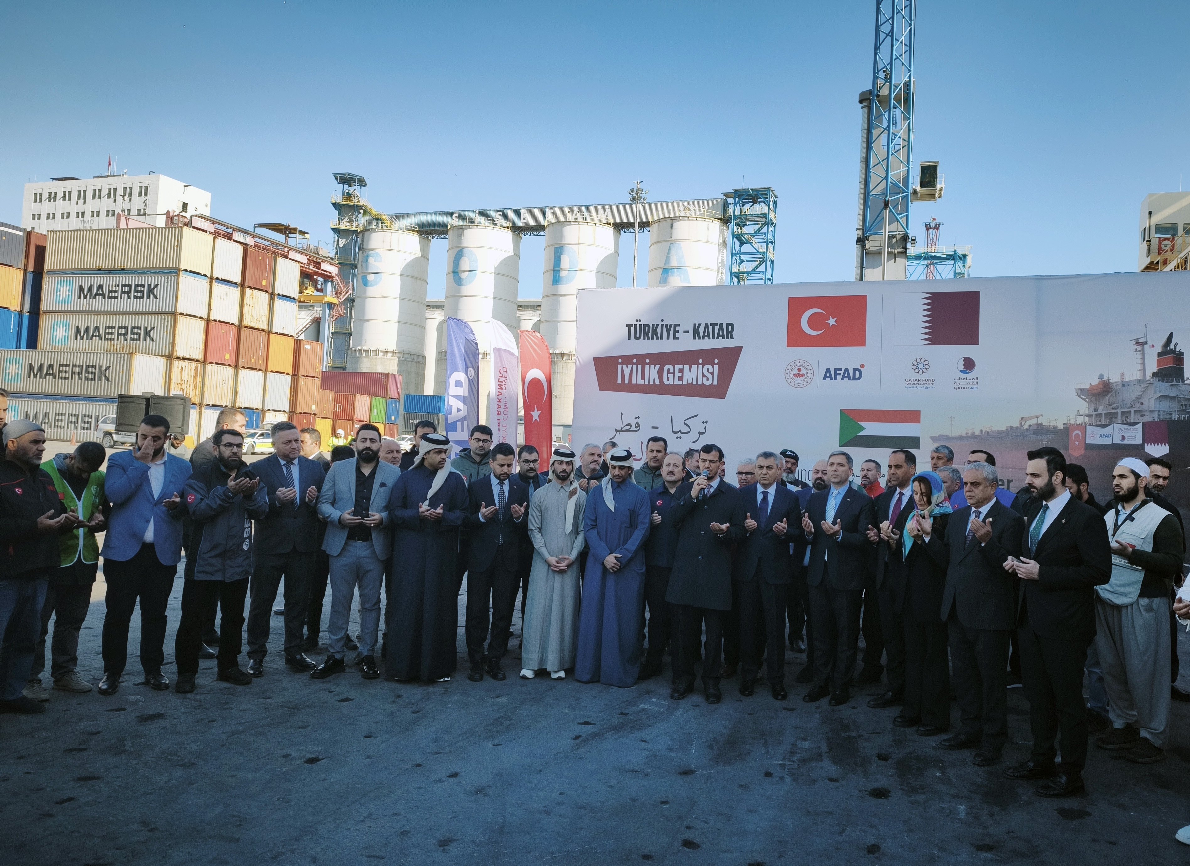 Mersin Limanı Sudan yardım gemisi töreni katılımcıları