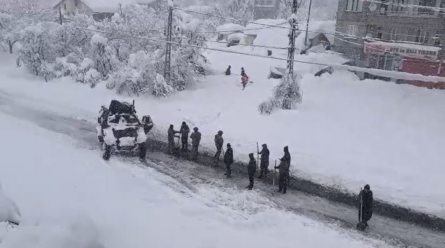Hakkari askeri araç kar kurtarma köylüler