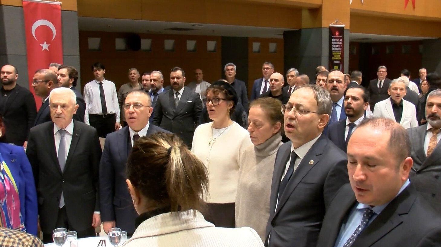 MHP Şiddet Mağduru Aileye Plaket