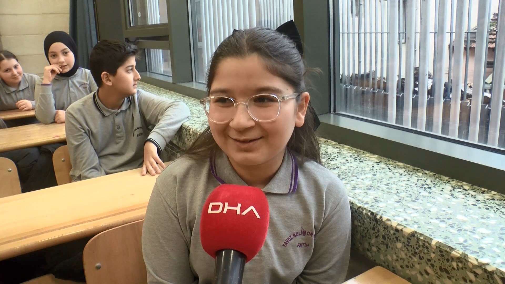 İstanbul Valisi Davut Gül öğrencilerle sohbet ediyor