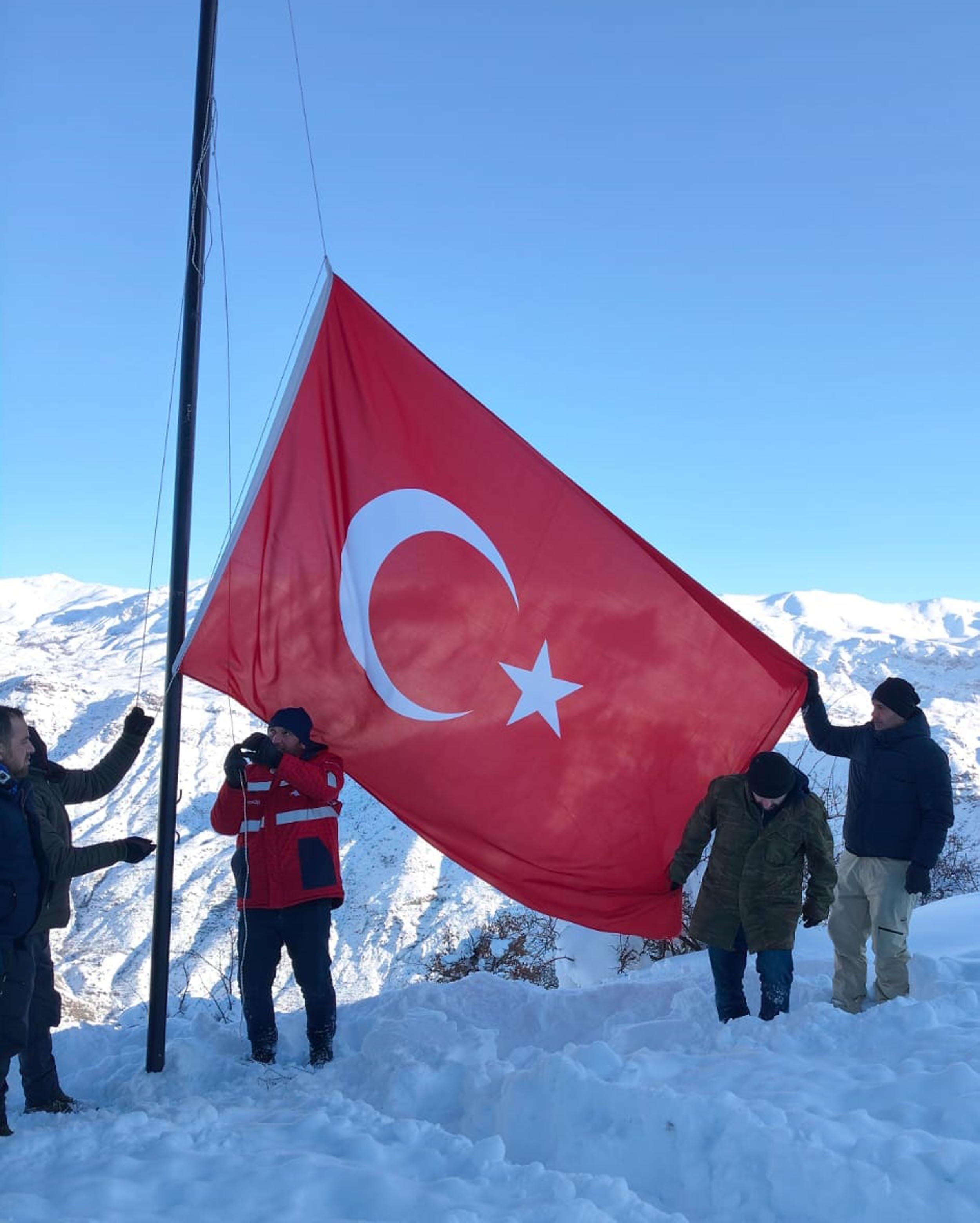 Tepede İstiklal Marşı okuyan İspirli gençler