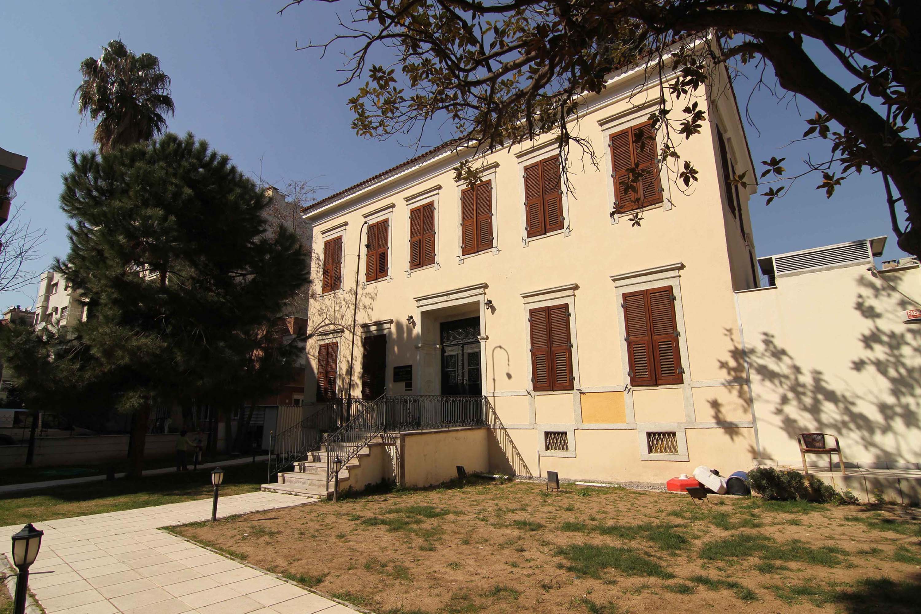 Latife Hanım Köşkü iç mekan bakımsızlık