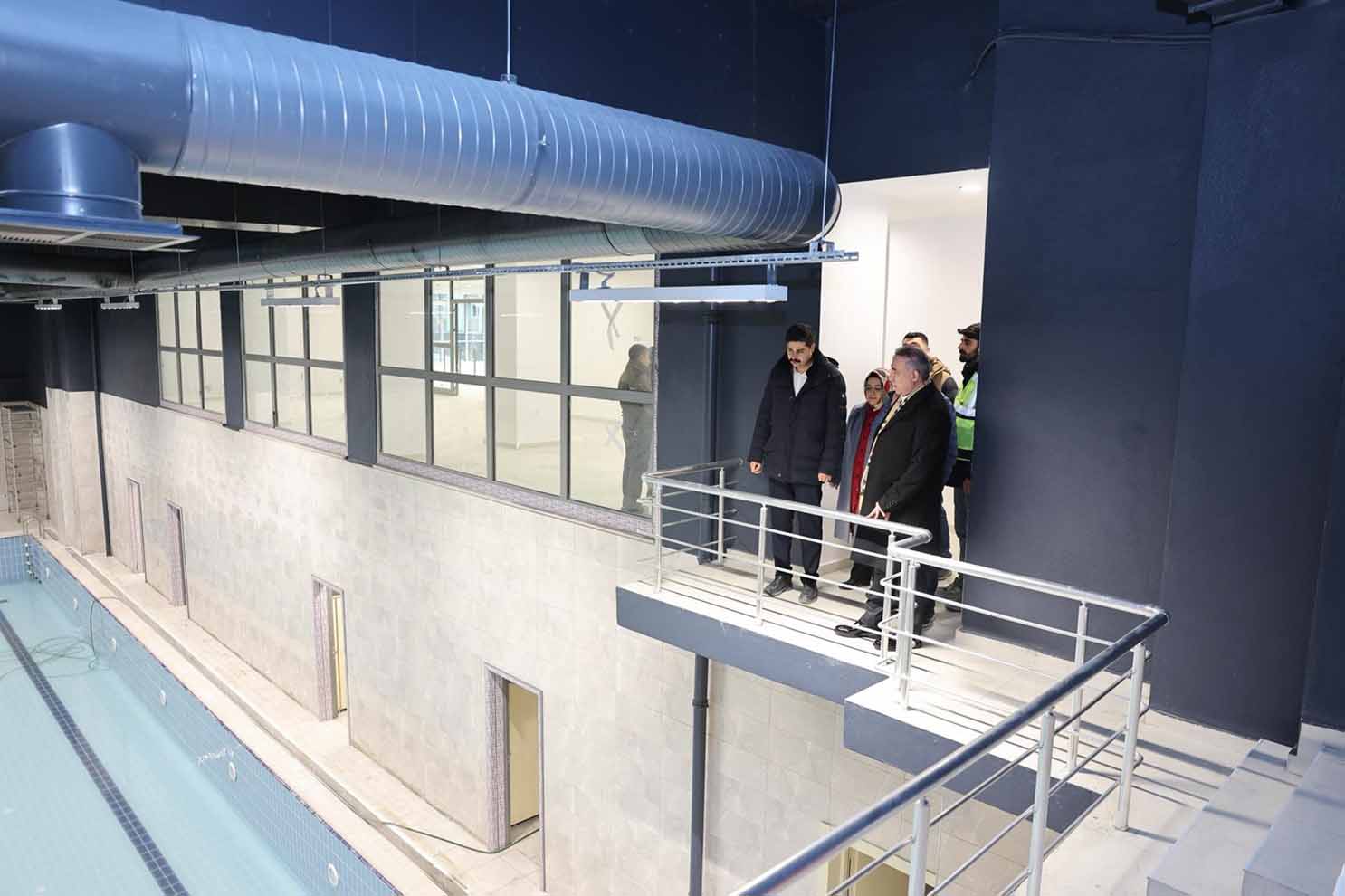 Sultangazi Belediye Başkanı Abdurrahman Dursun merkezi inceliyor