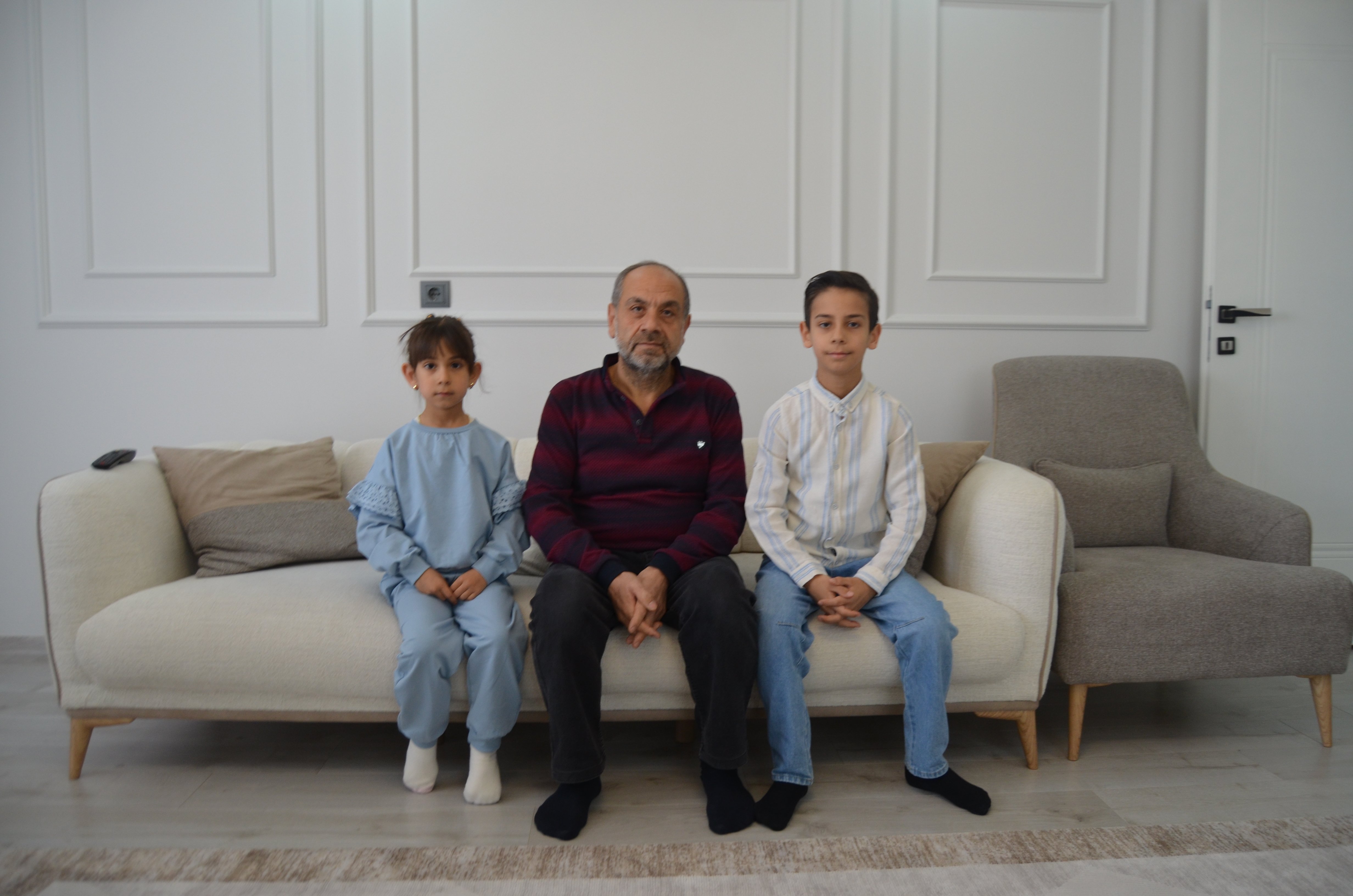 Zeynep Ebrar Berk bayrağı öpüyor