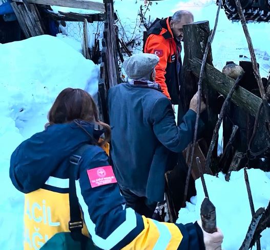 AFAD ekipleri paletli araçla hasta tahliyesi