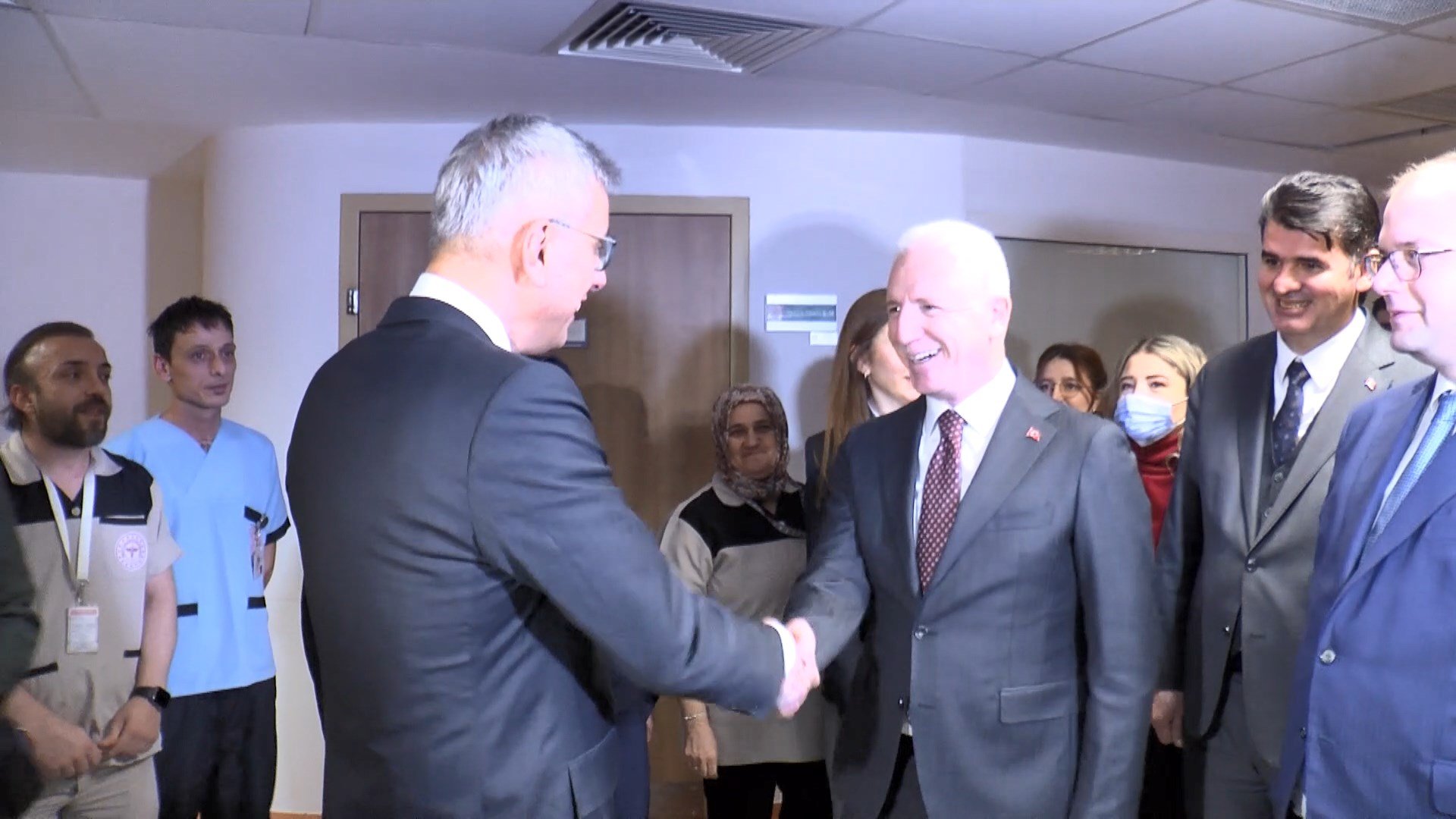 Sağlık Bakanı Kemal Memişoğlu yeni yılın ilk bebeğini kucağında tutuyor