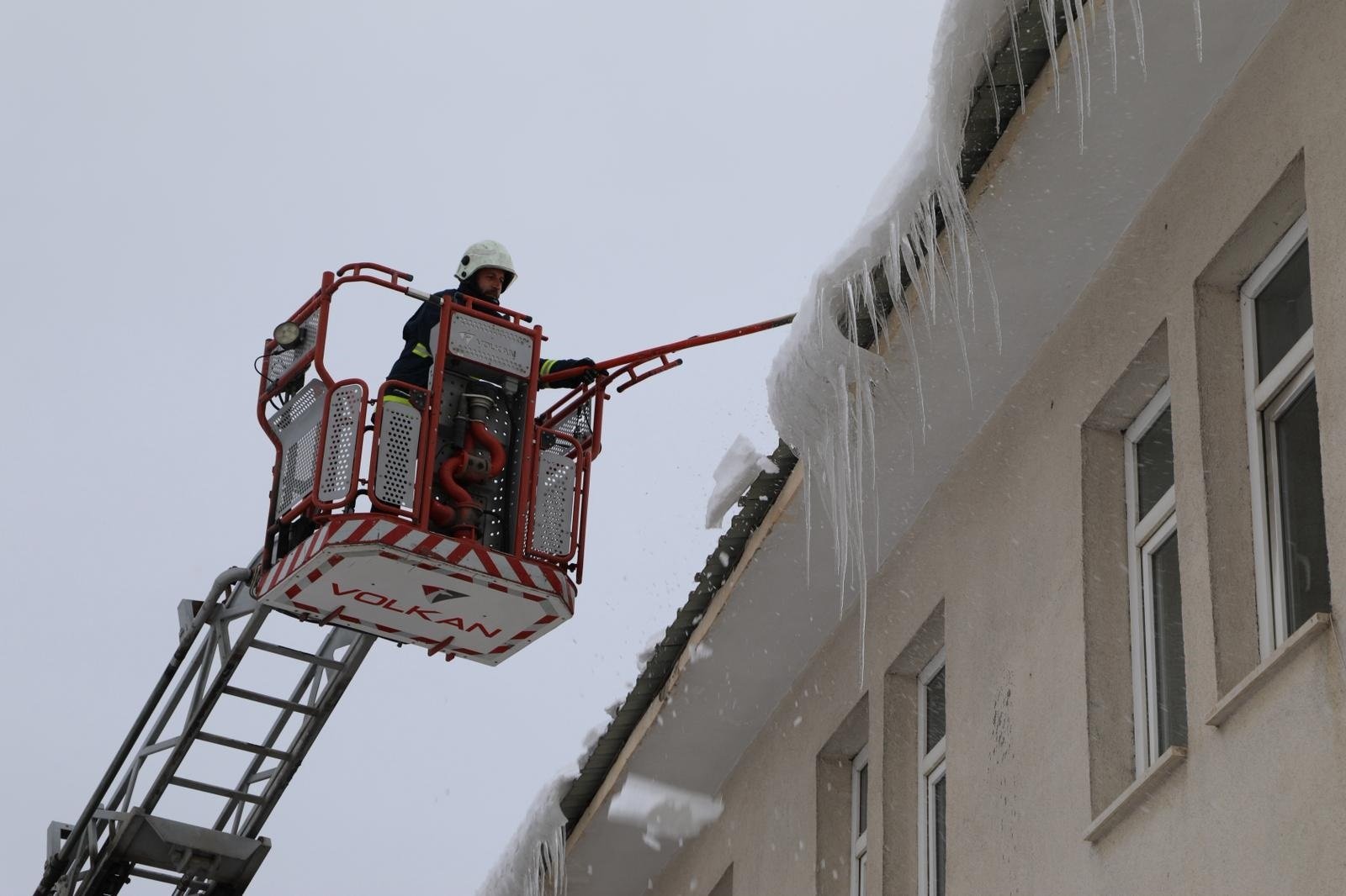 Van İtfaiyesi okul çatısında kar temizliği