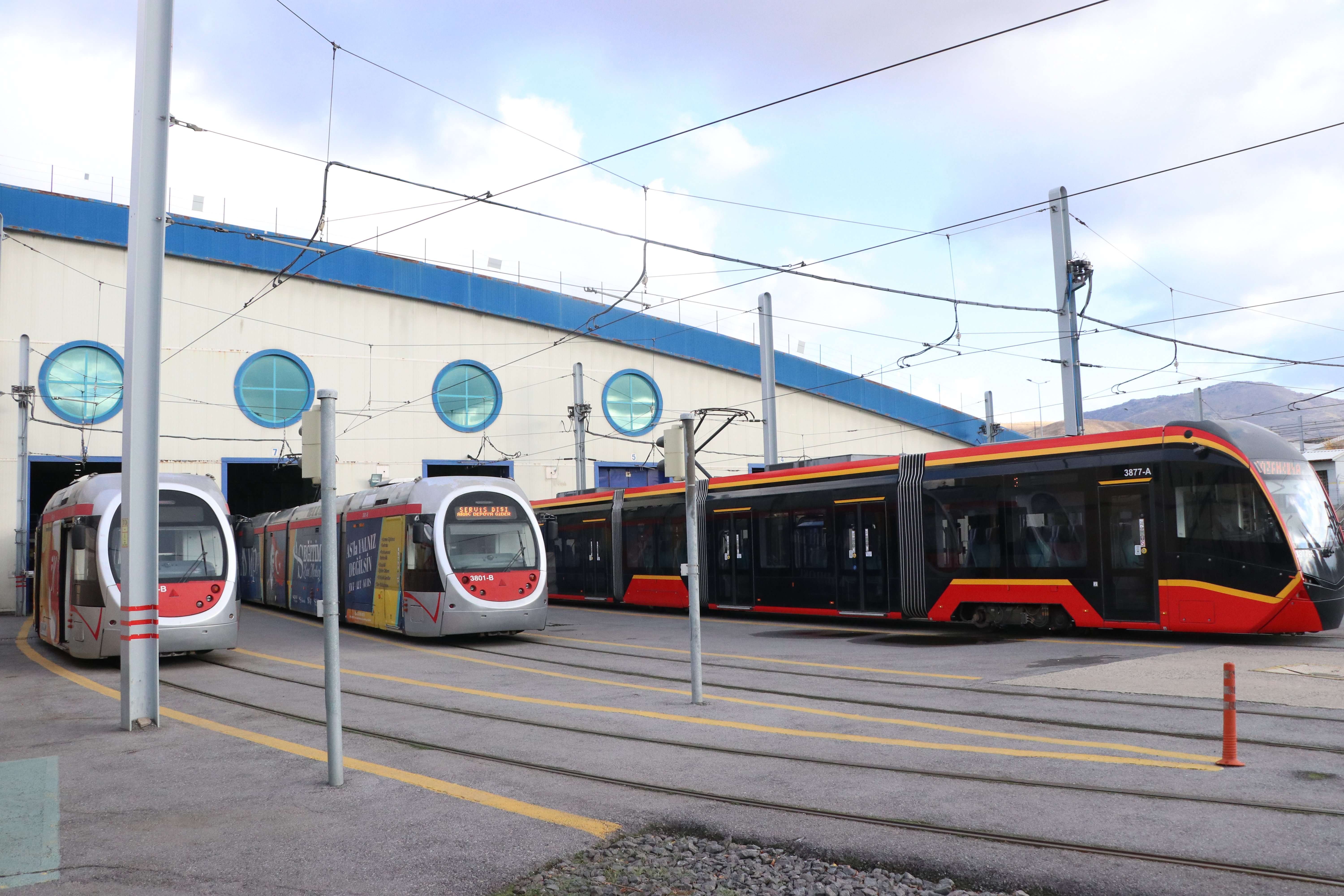 Kayseri Büyükşehir Belediyesi Ulaşım A.Ş. yetkilileri KANKA Derneğine bağış yapıyor