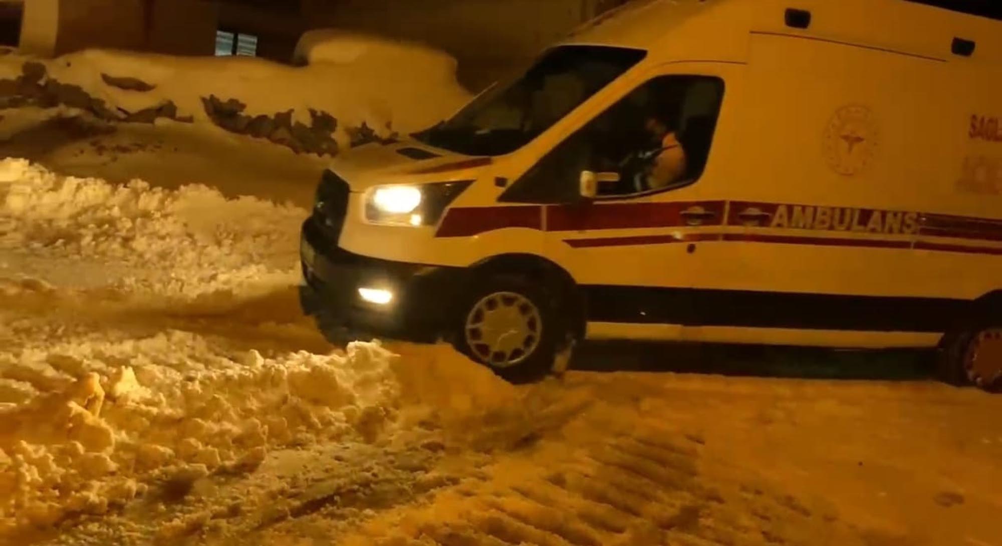 Karla Mücadele Ekipleri Yol Açıyor