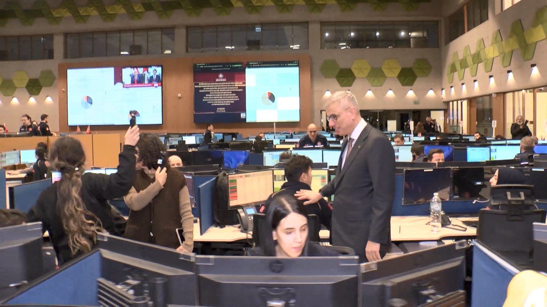 Bakan Memişoğlu ve beraberindekiler 112 merkezinde