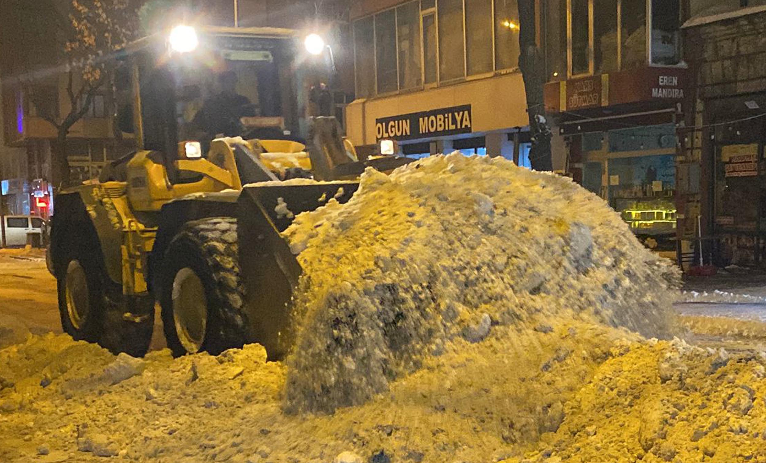 Kars zabıta ekipleri kar temizliği öncesi anons yapıyor