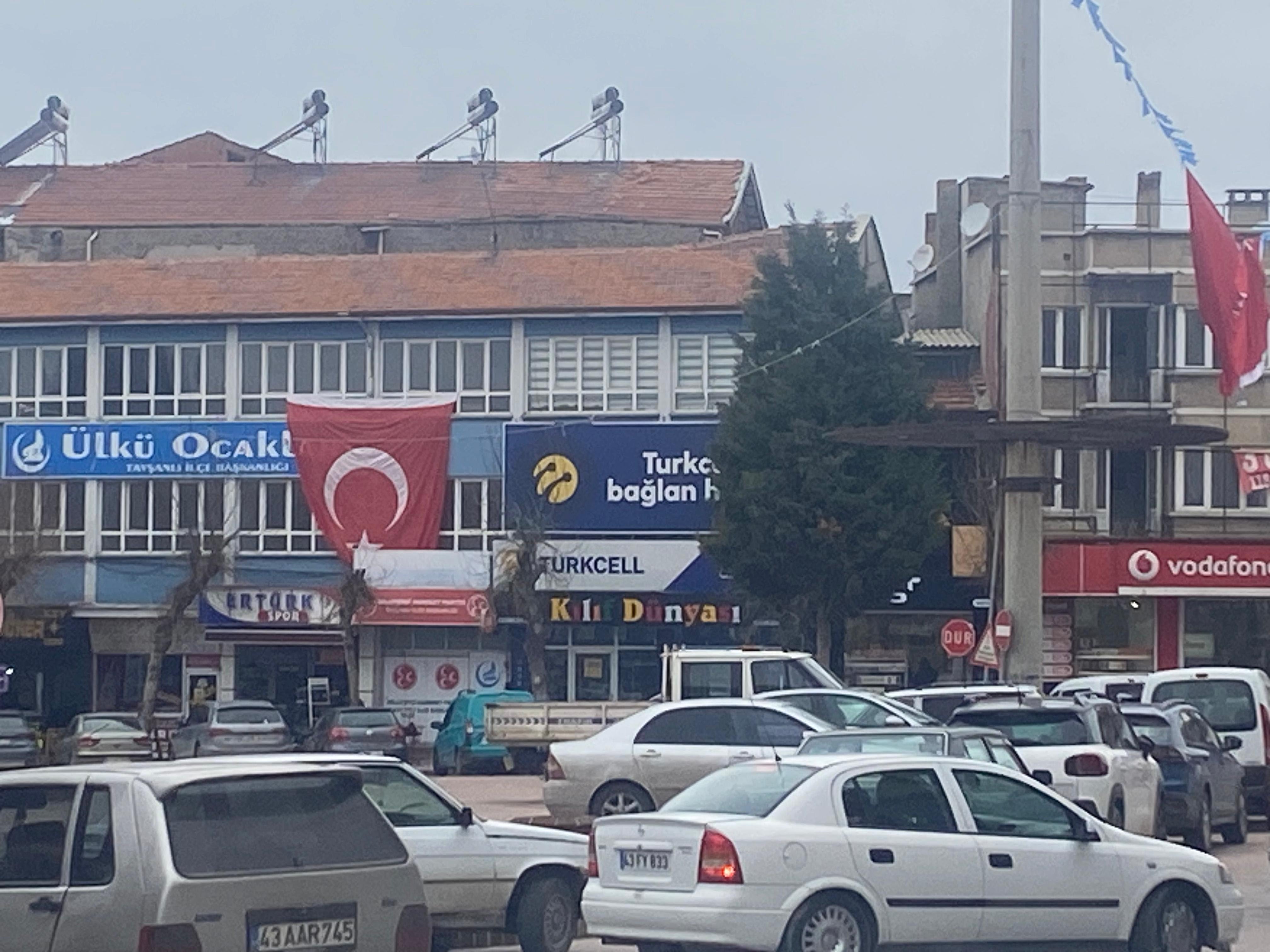Tavşanlı Esnafı Bayrak Astı