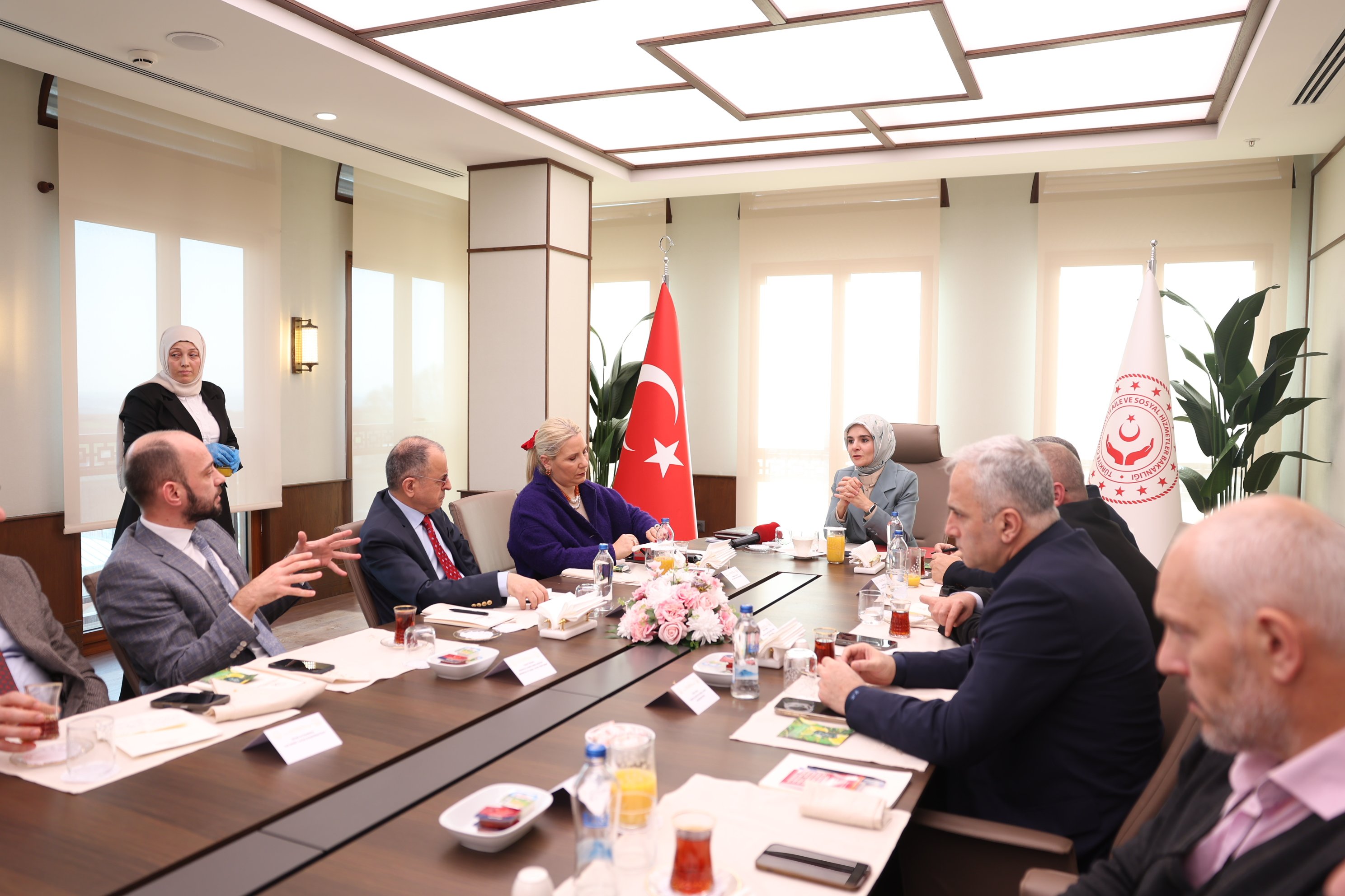 Bakan Mahinur Özdemir Göktaş basın toplantısında konuşuyor