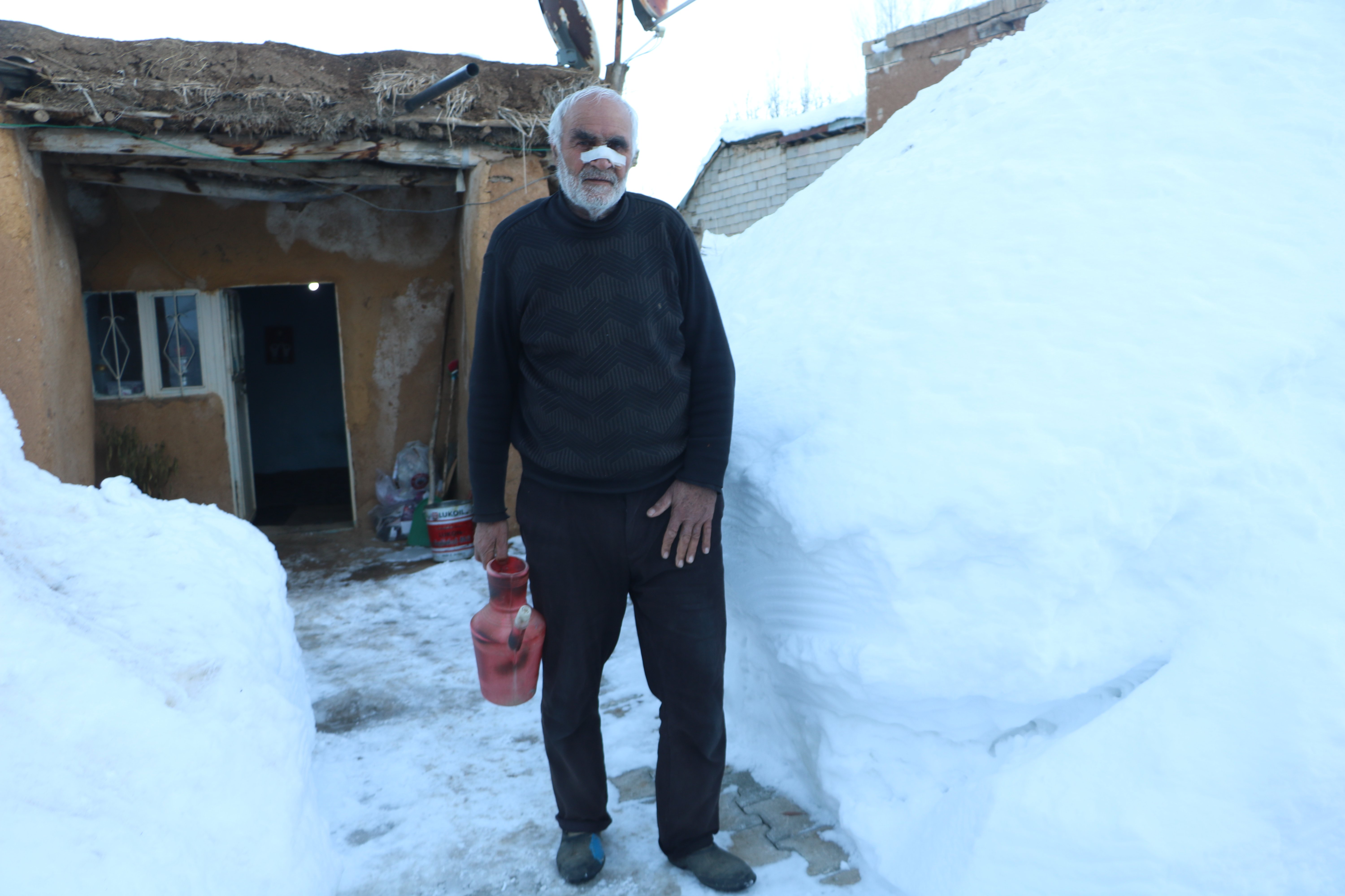 Kerem Kaçıcı evinin önünde