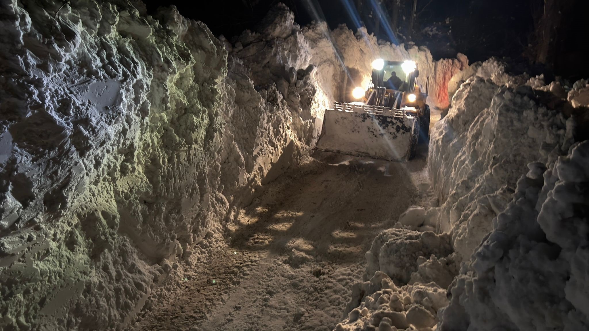 Yüksekova karla mücadele ekipleri çalışıyor