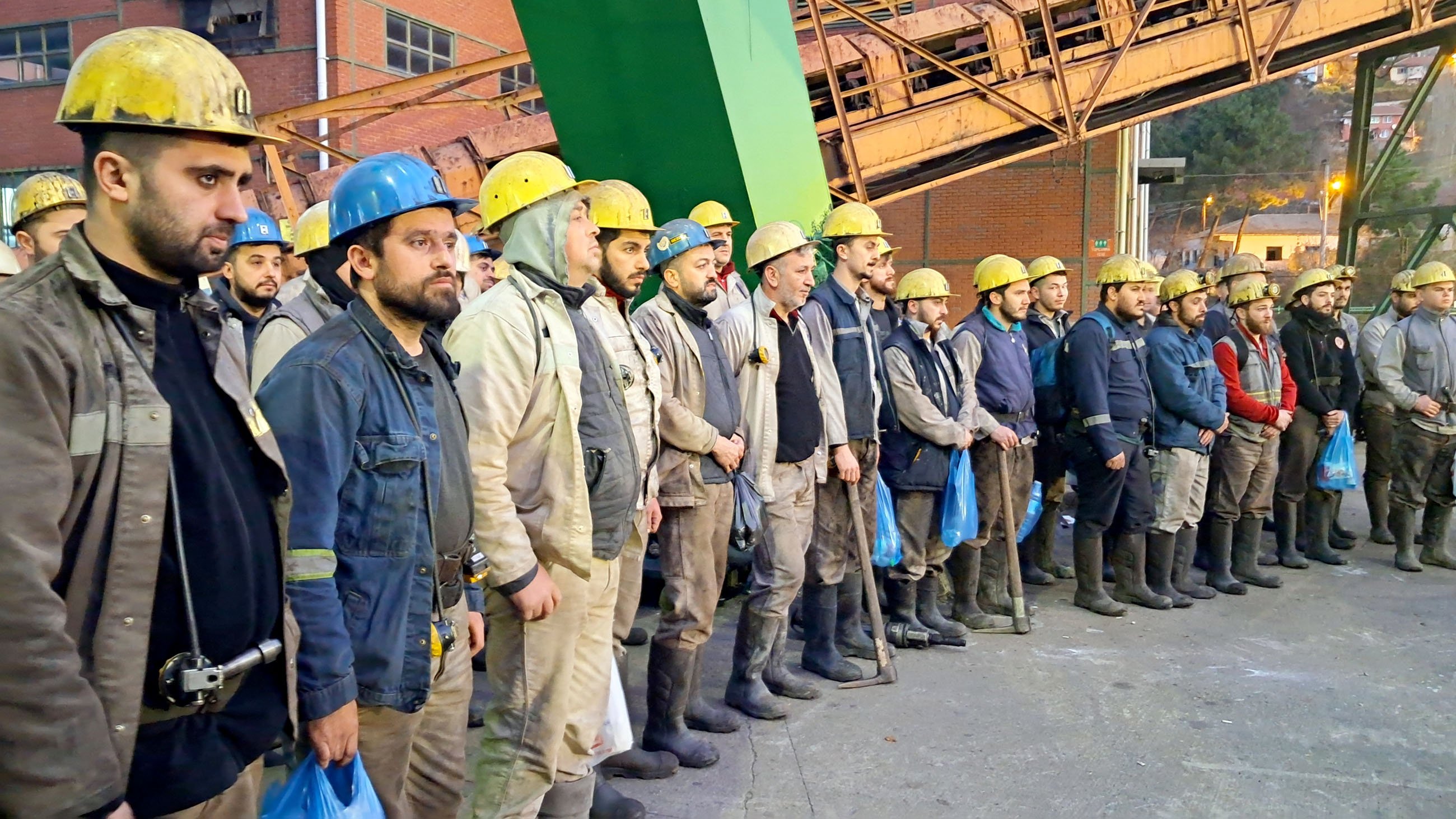 Maden ocağı girişinde toplanan işçiler ve yöneticiler