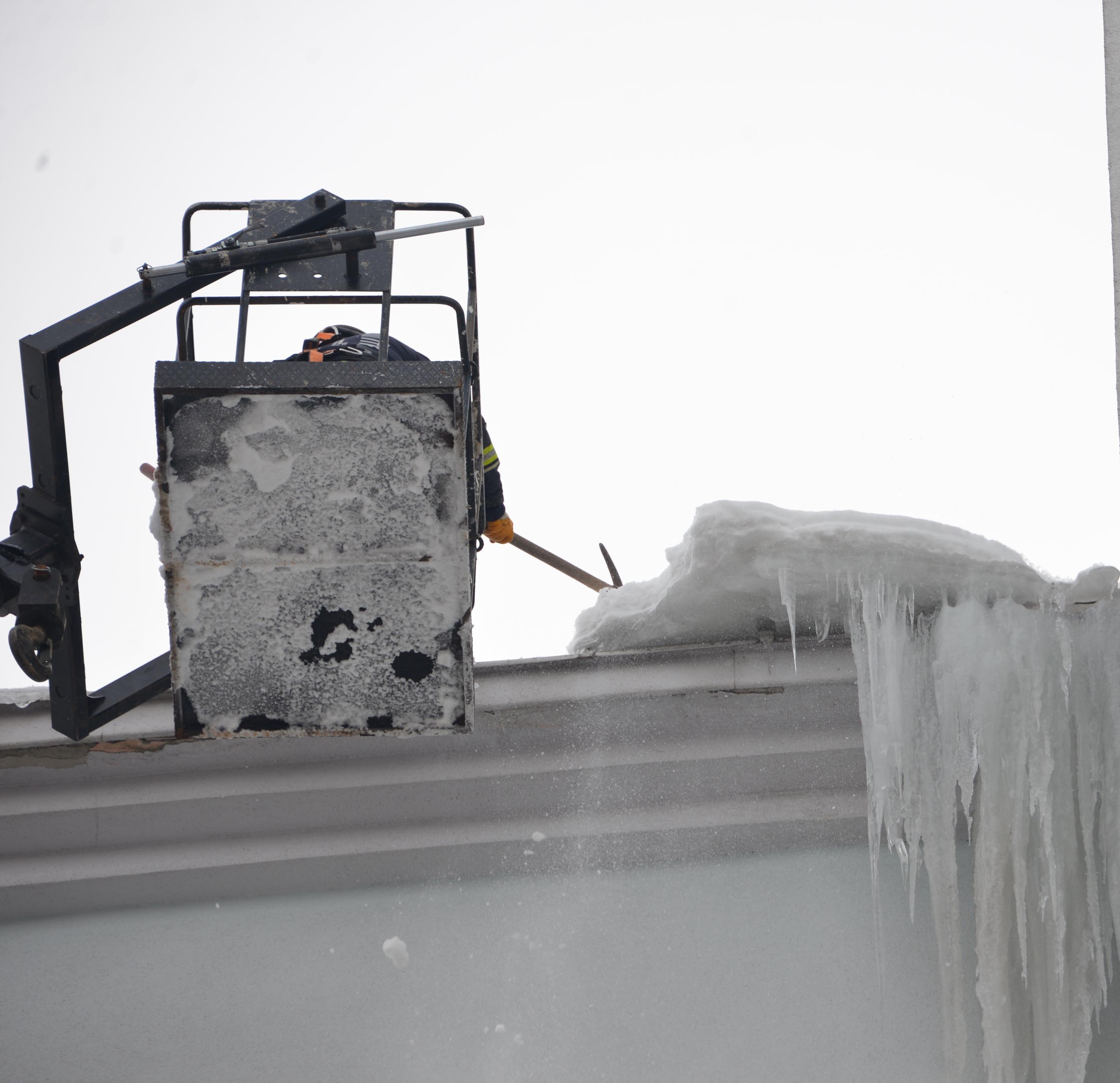 Erzurum çatı buz sarkıtı tehlikesi