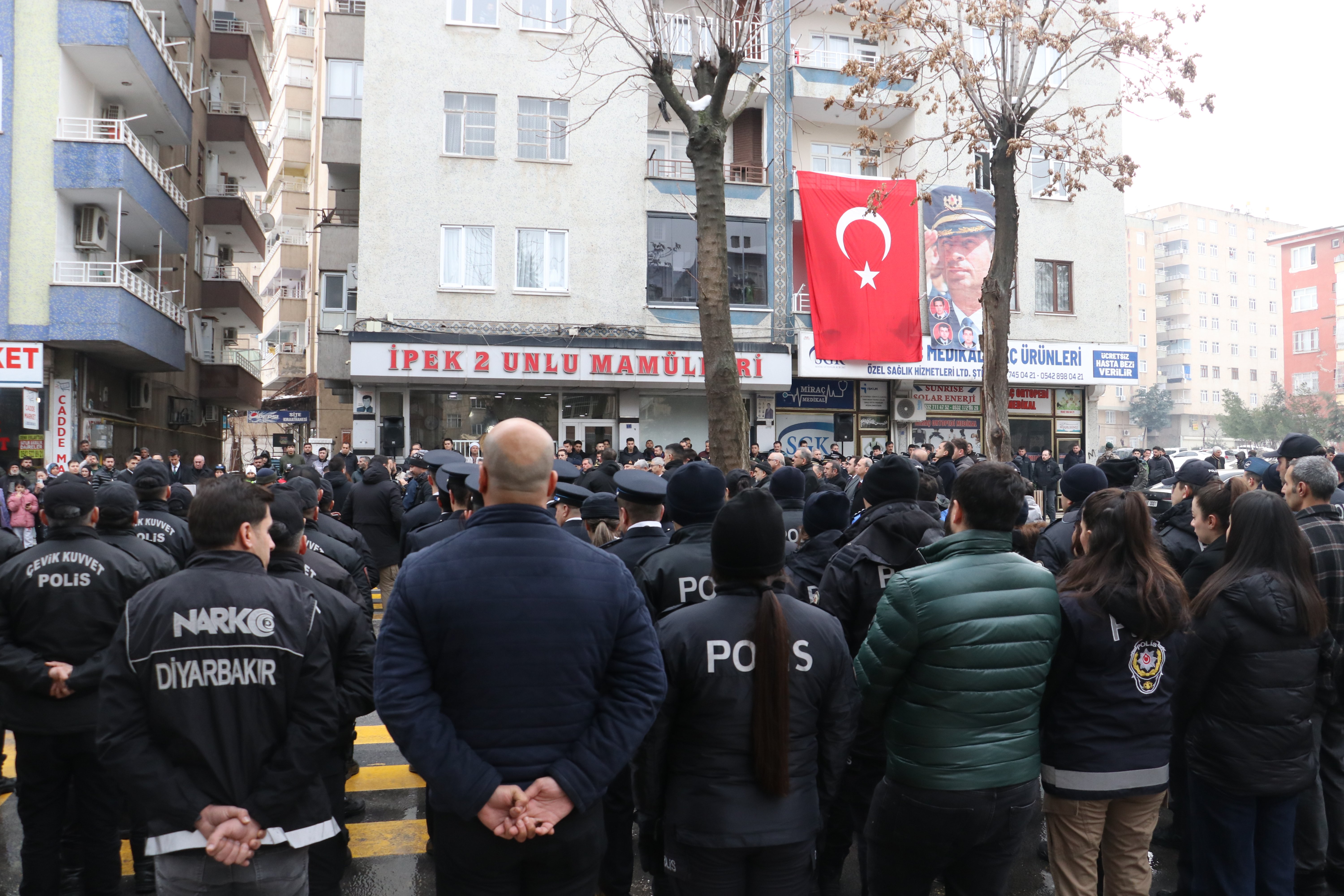 Şehit Gaffar Okkan anma töreni balkonlardan izleniyor