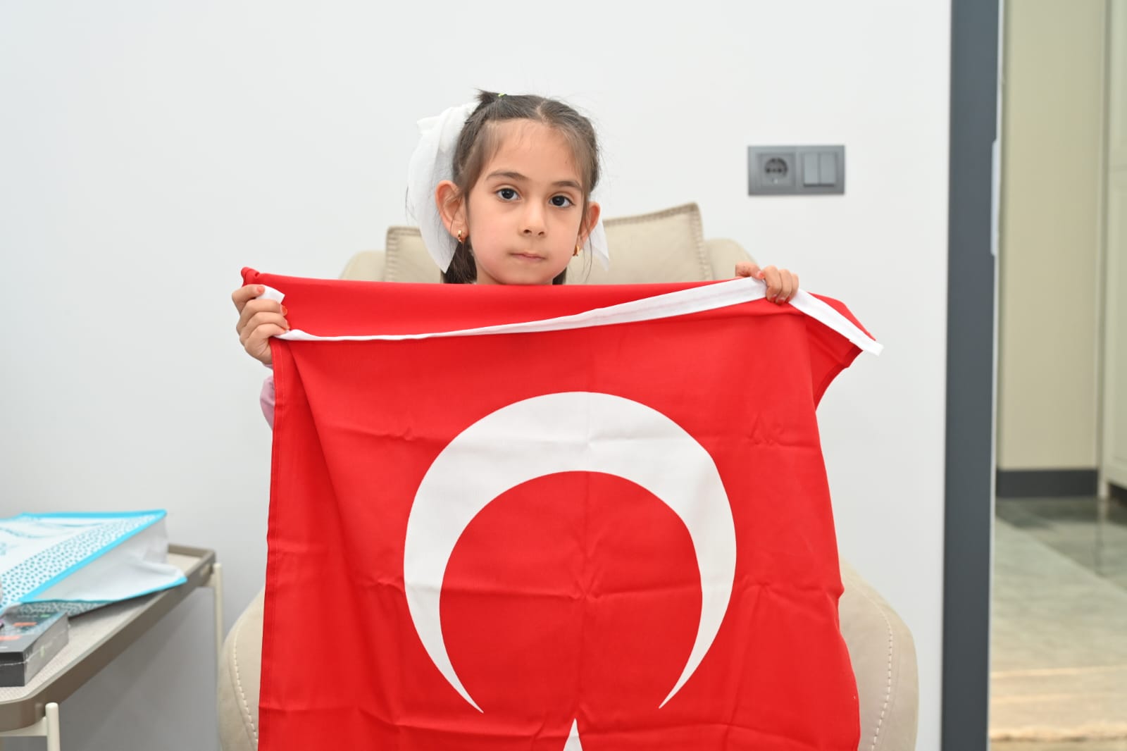 Zeynep Ebrar Berk bayrağı temizliyor