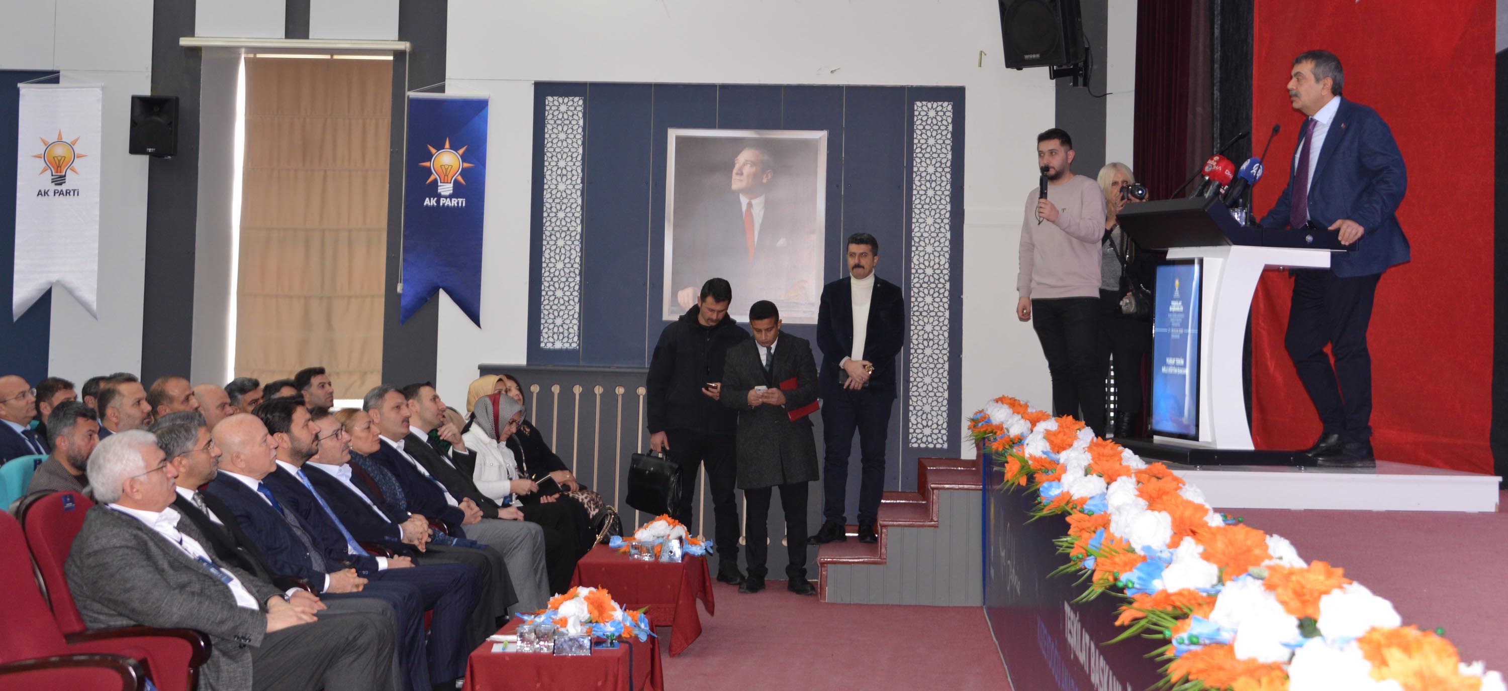 Bakan Tekin katılımcılarla sohbet ediyor