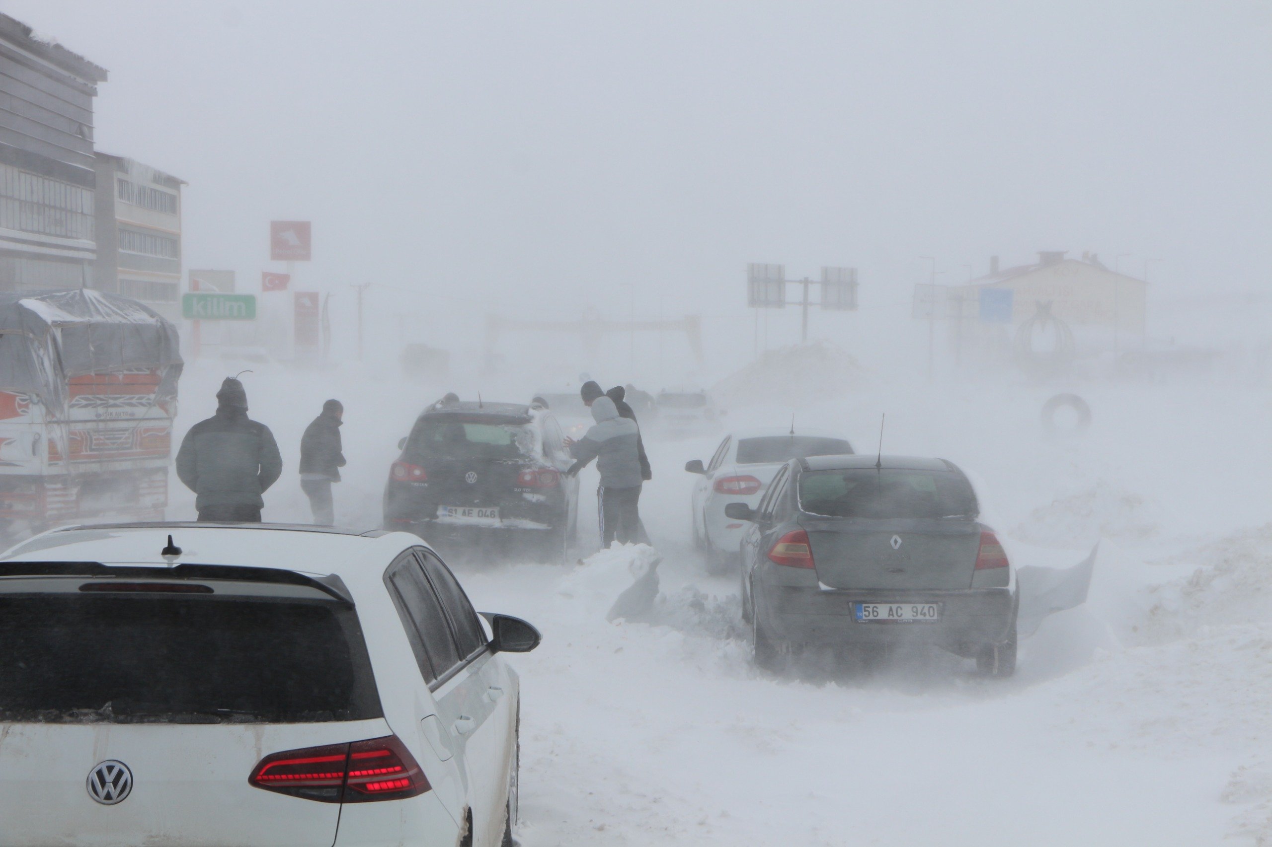 Karlıova belediyesi kepçe ile kurtarma