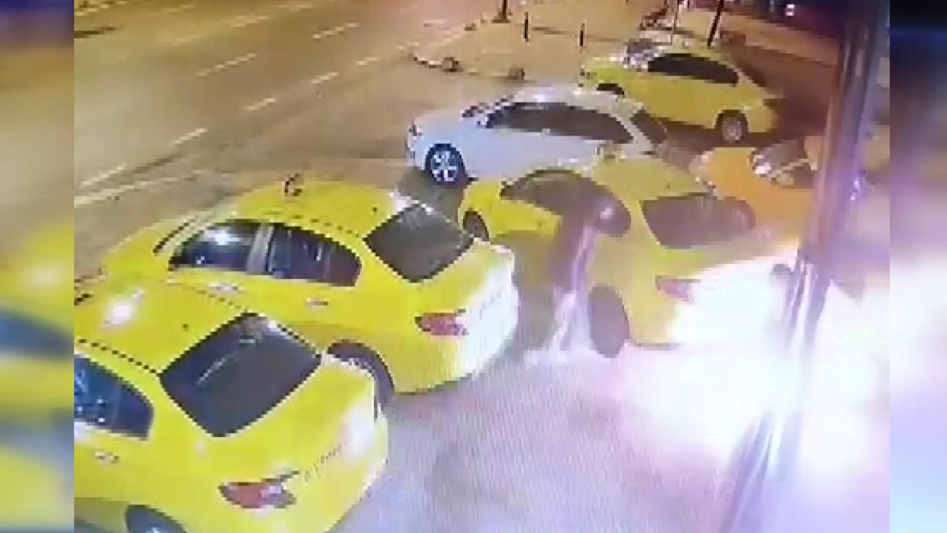 Kundaklanan taksi durağı