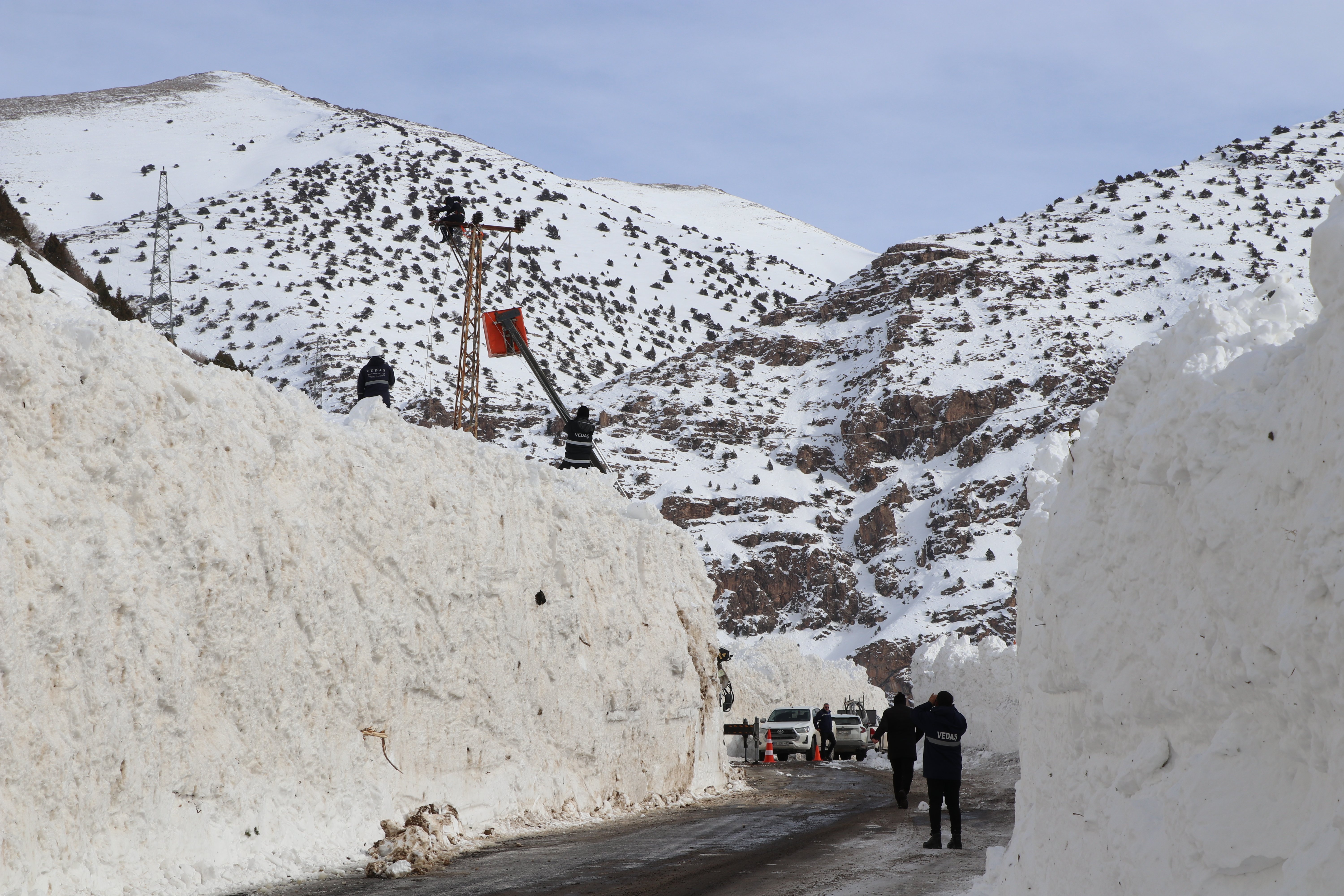 VEDAŞ ekipleri zorlu koşullar