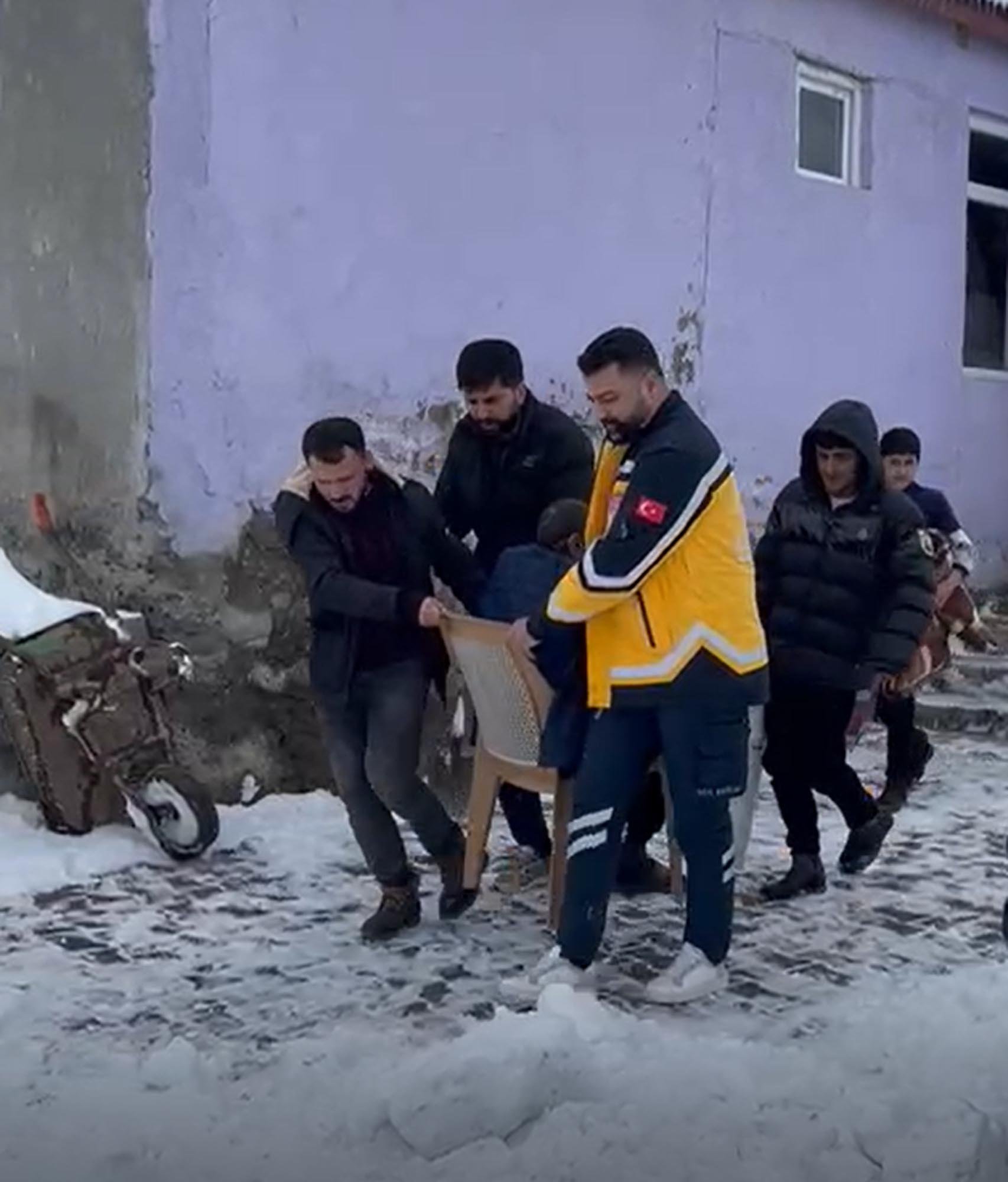 Muşta sağlık ekipleri kar mücadelesi