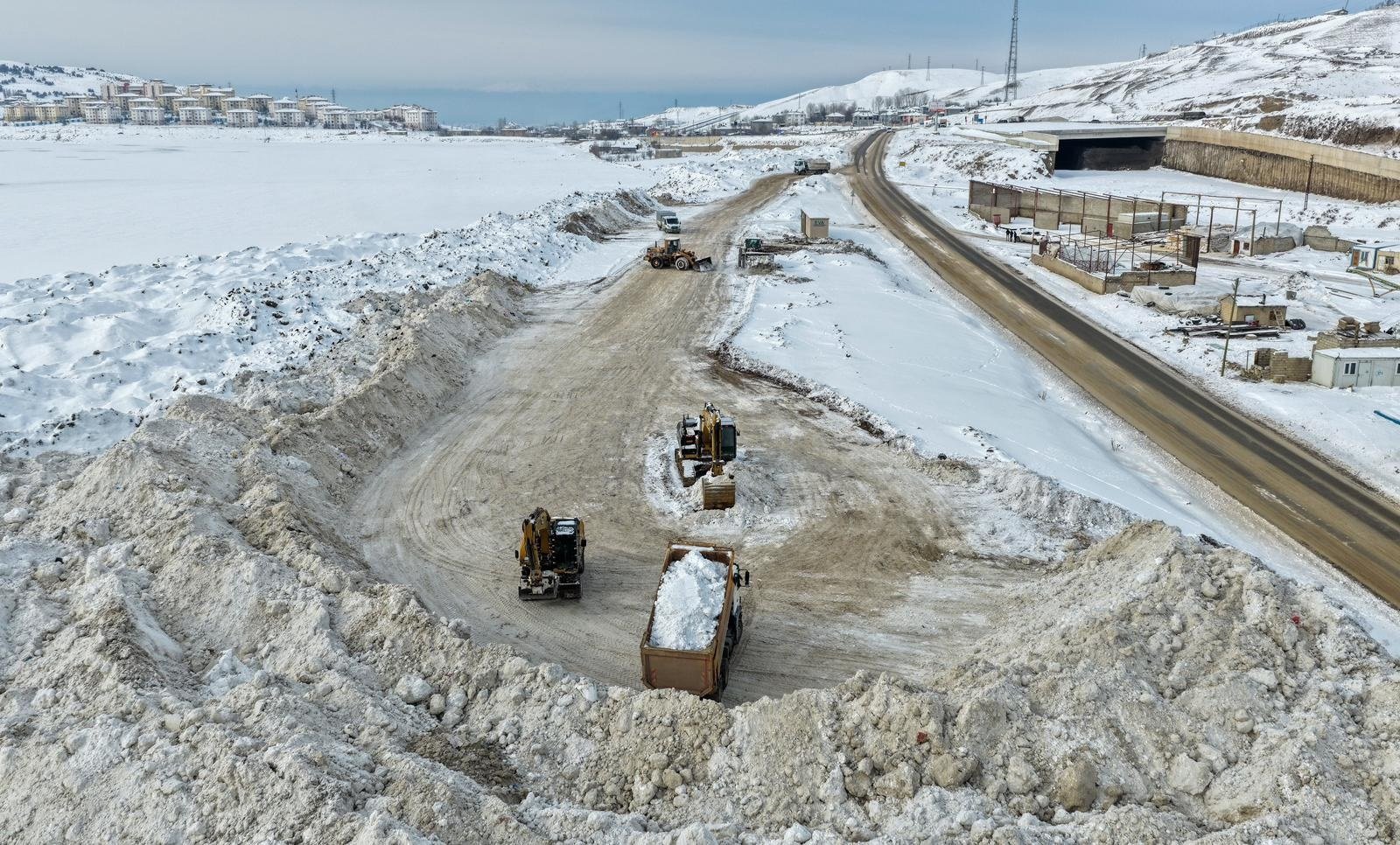 Van Sıhke Gölü kar boşaltma