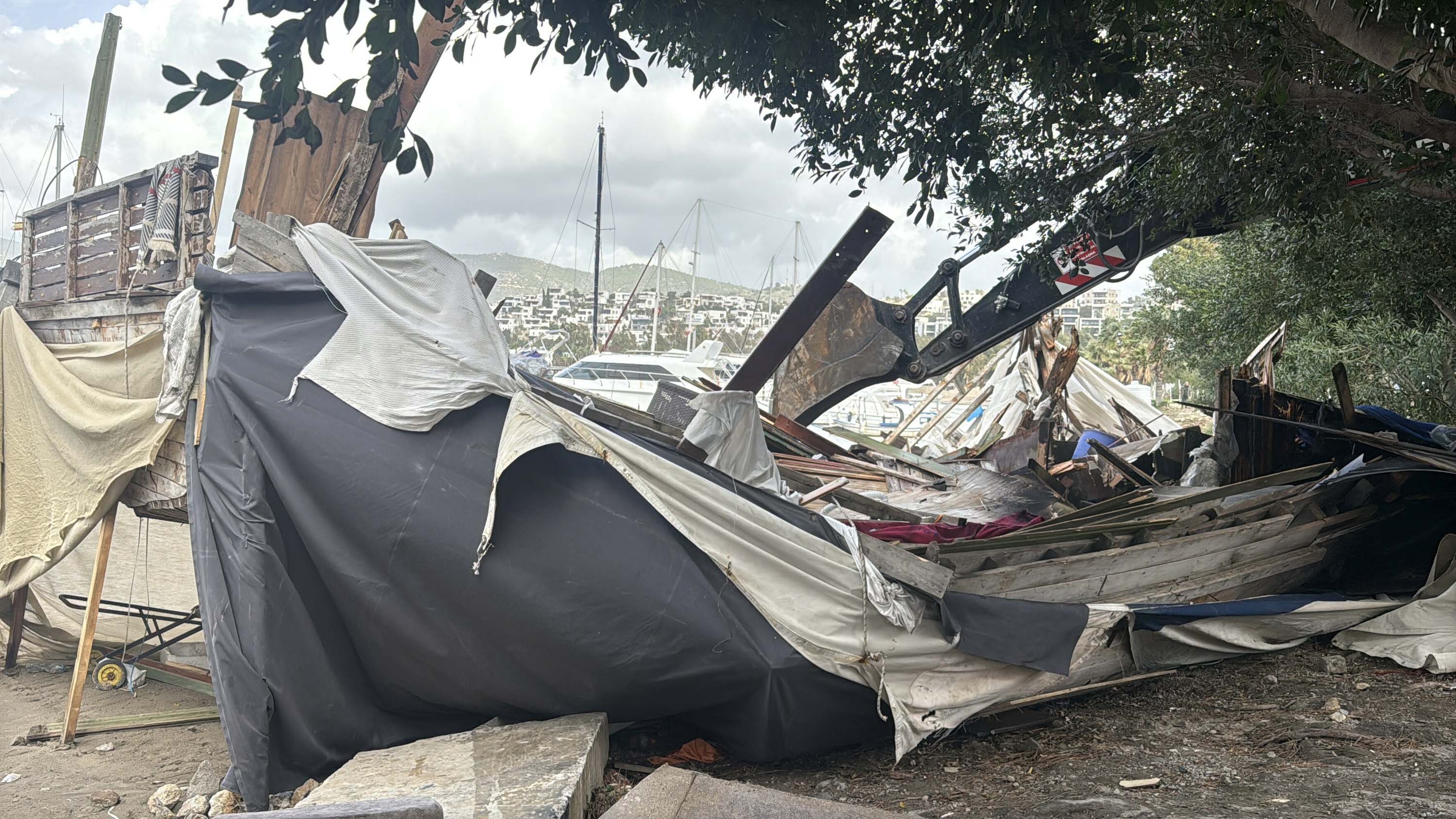 Bodrum kaçak tekne yıkım çalışmaları