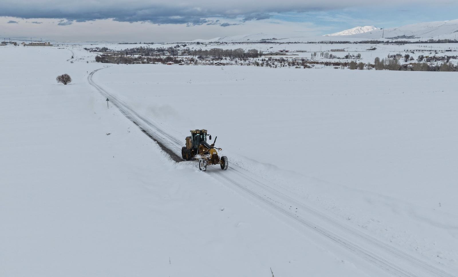 Van Büyükşehir Belediyesi kar temizleme ekipleri