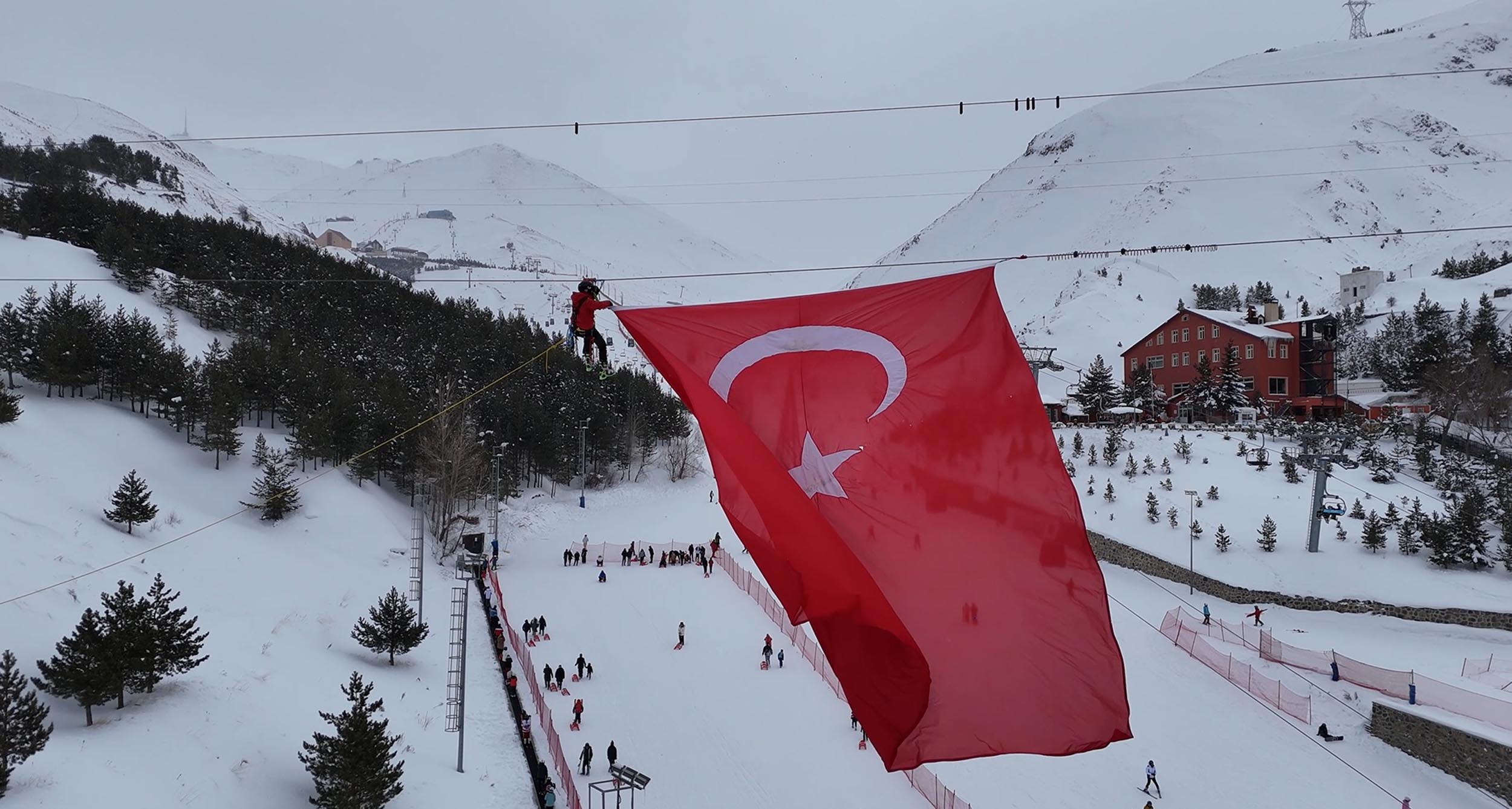 Palandöken Zipline Hattına Türk Bayrağı